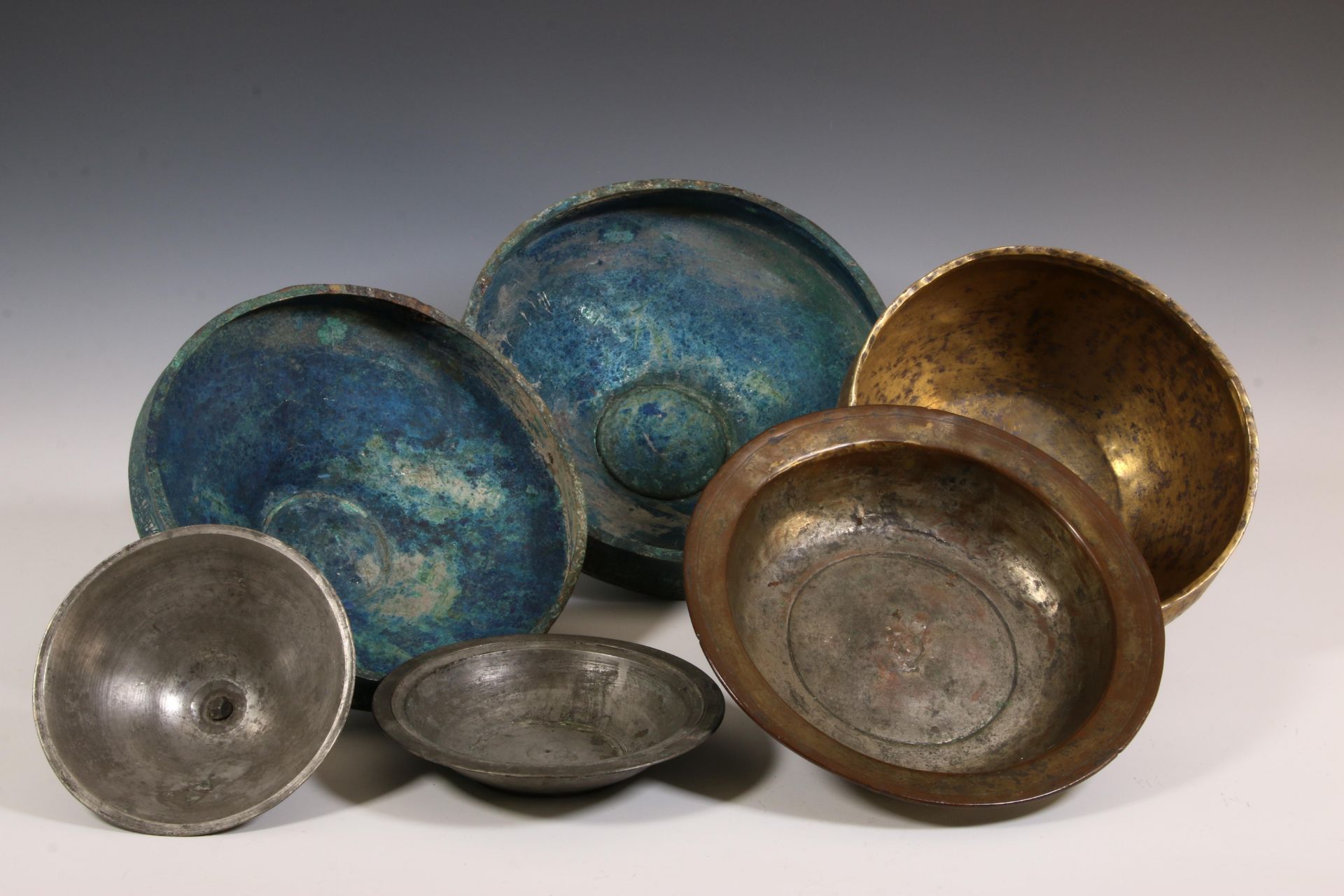 Iran, two bronze tazza's, two bowls and a lidded metal bowl with cover, 19th-20th century. - Bild 2 aus 2