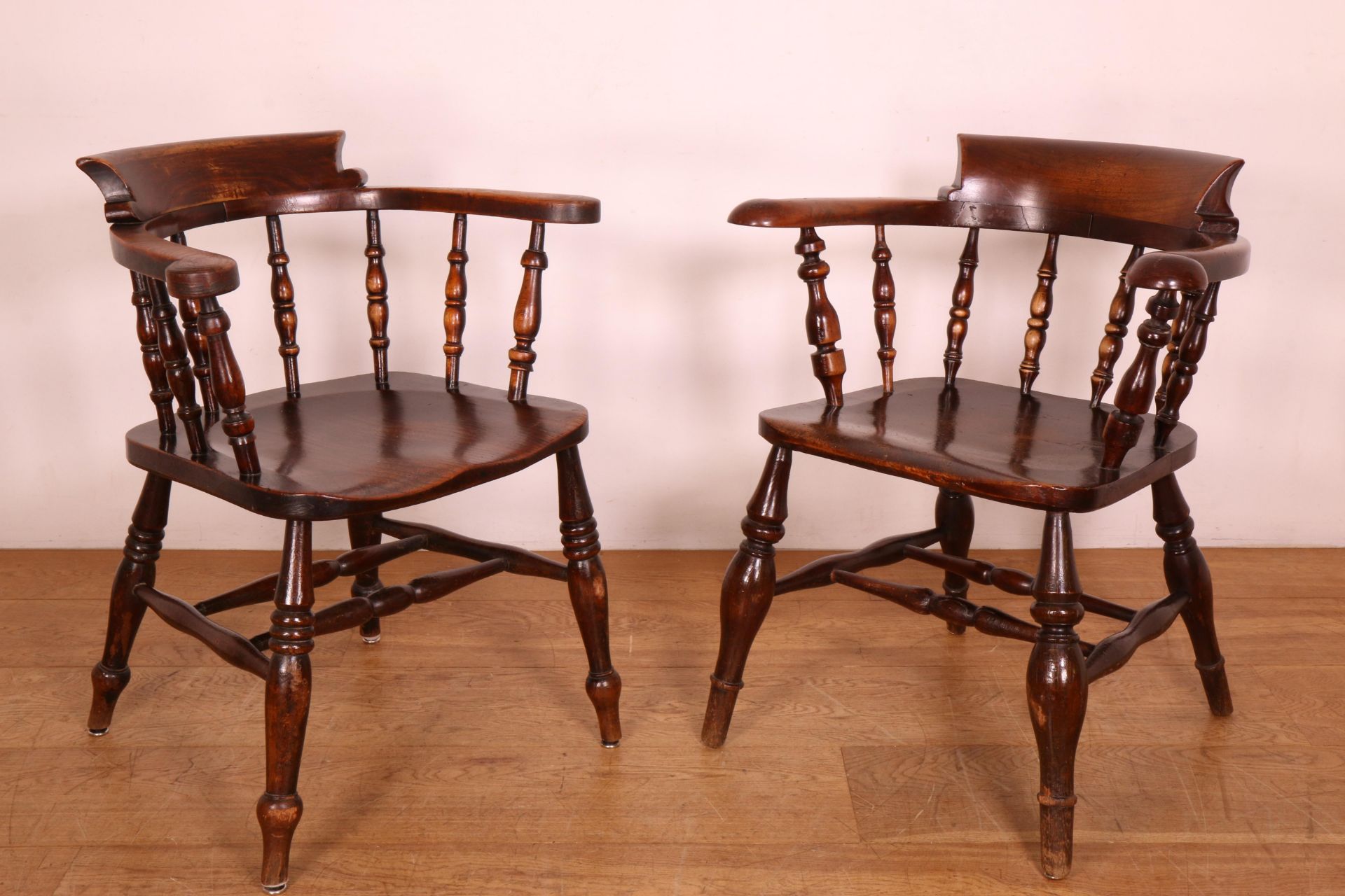 Engeland, set van vier gelijkende beuken- en iepenhouten 'Captains armchairs', Edwardian, ca. 1900, - Image 2 of 2