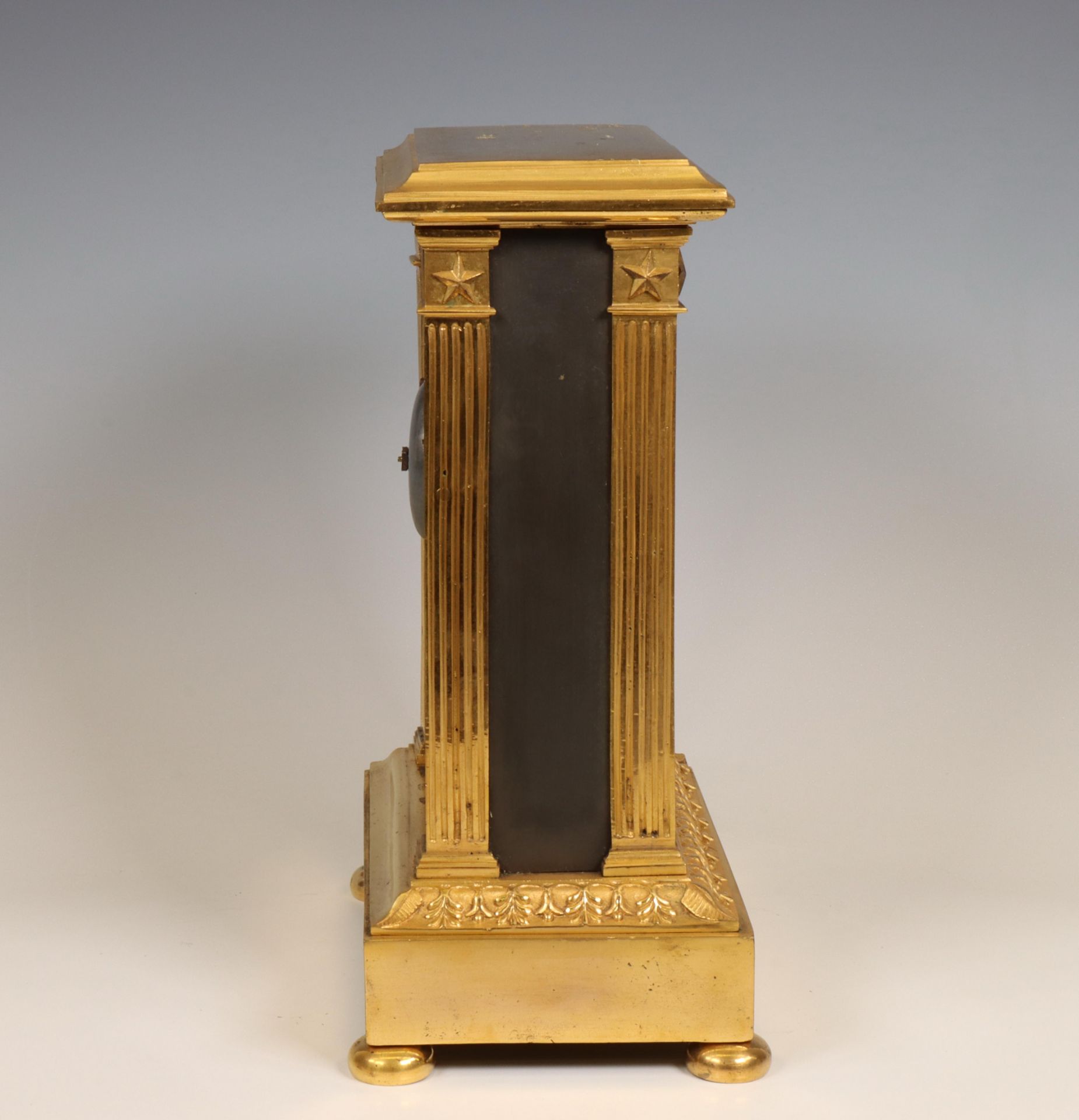 Frankrijk, vuurvergulde en zwart gepatineerde pendule, adres: Hanset á Bruxelles, Empire, ca. 1815; - Image 3 of 6