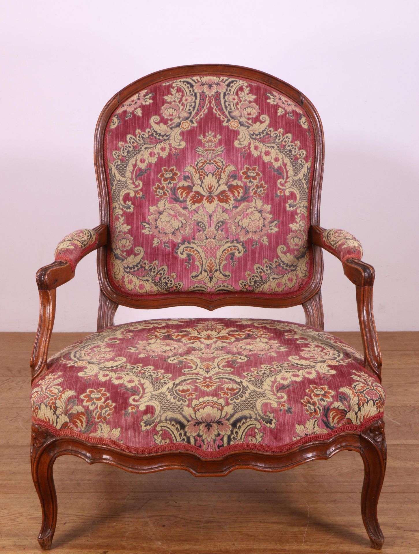 Frankrijk, notenhouten lage fauteuil, Louis XV, 18e eeuw, - Image 3 of 3