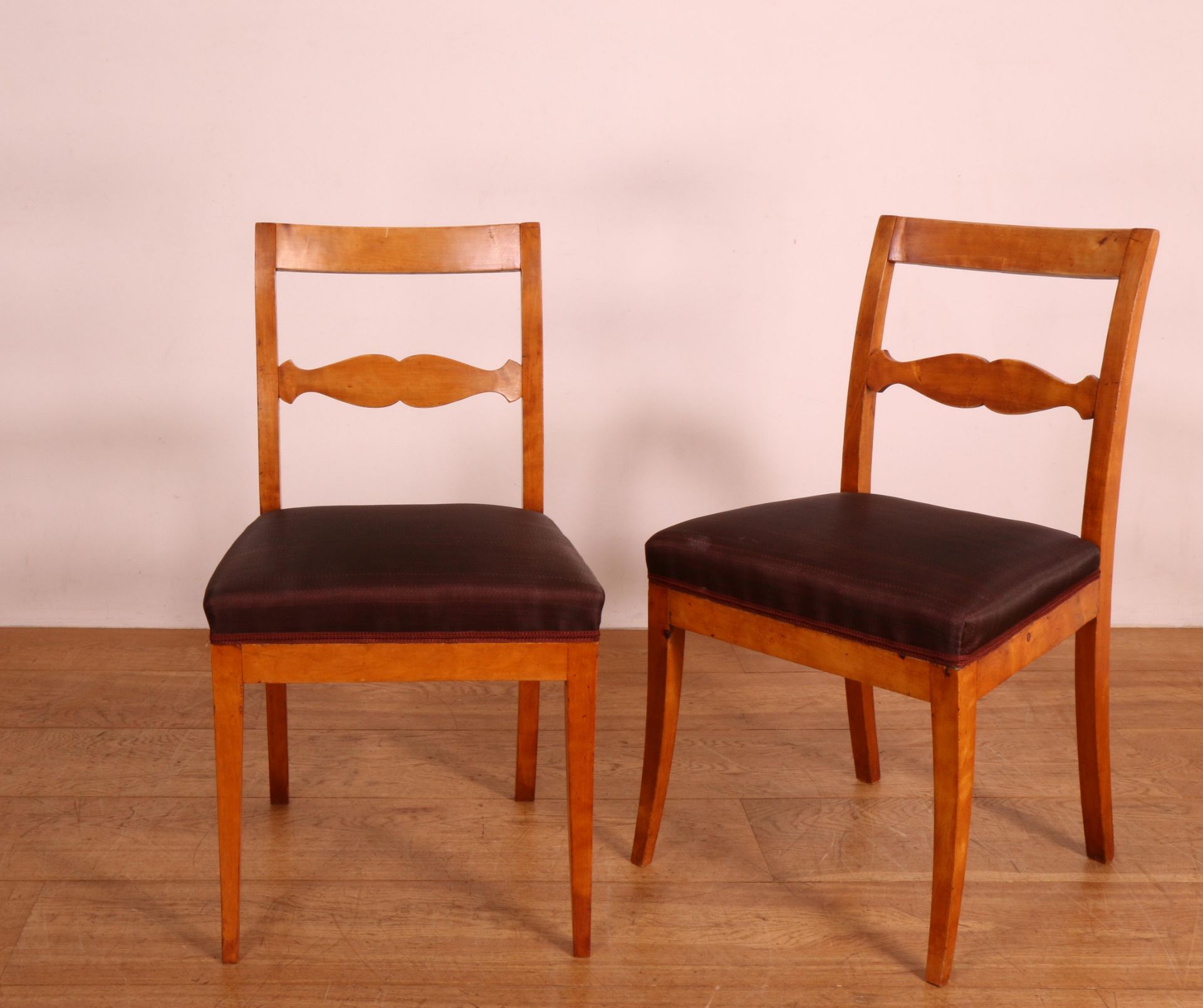 Zweden, set van zes berkenhouten stoelen, ca. 1830, - Image 2 of 2