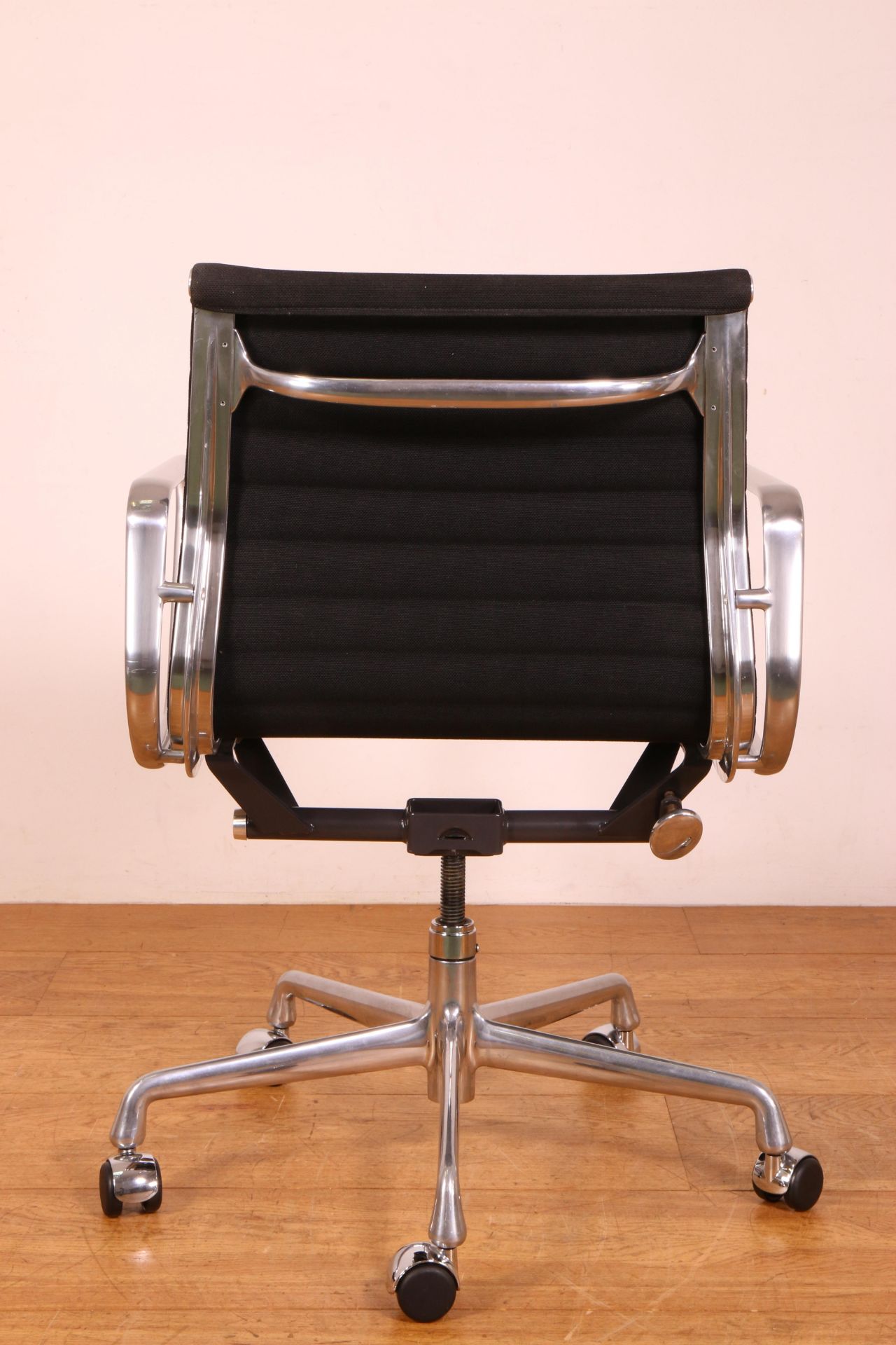 Charles & Ray Eames voor Herman Miller, USA, EA335/EA117 bureaustoel, ontwerp 1958, - Bild 3 aus 4