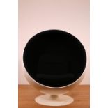 Eero Aarnio voor Adelta, Finland, 'Ball Chair', ontwerp 1963-1966.