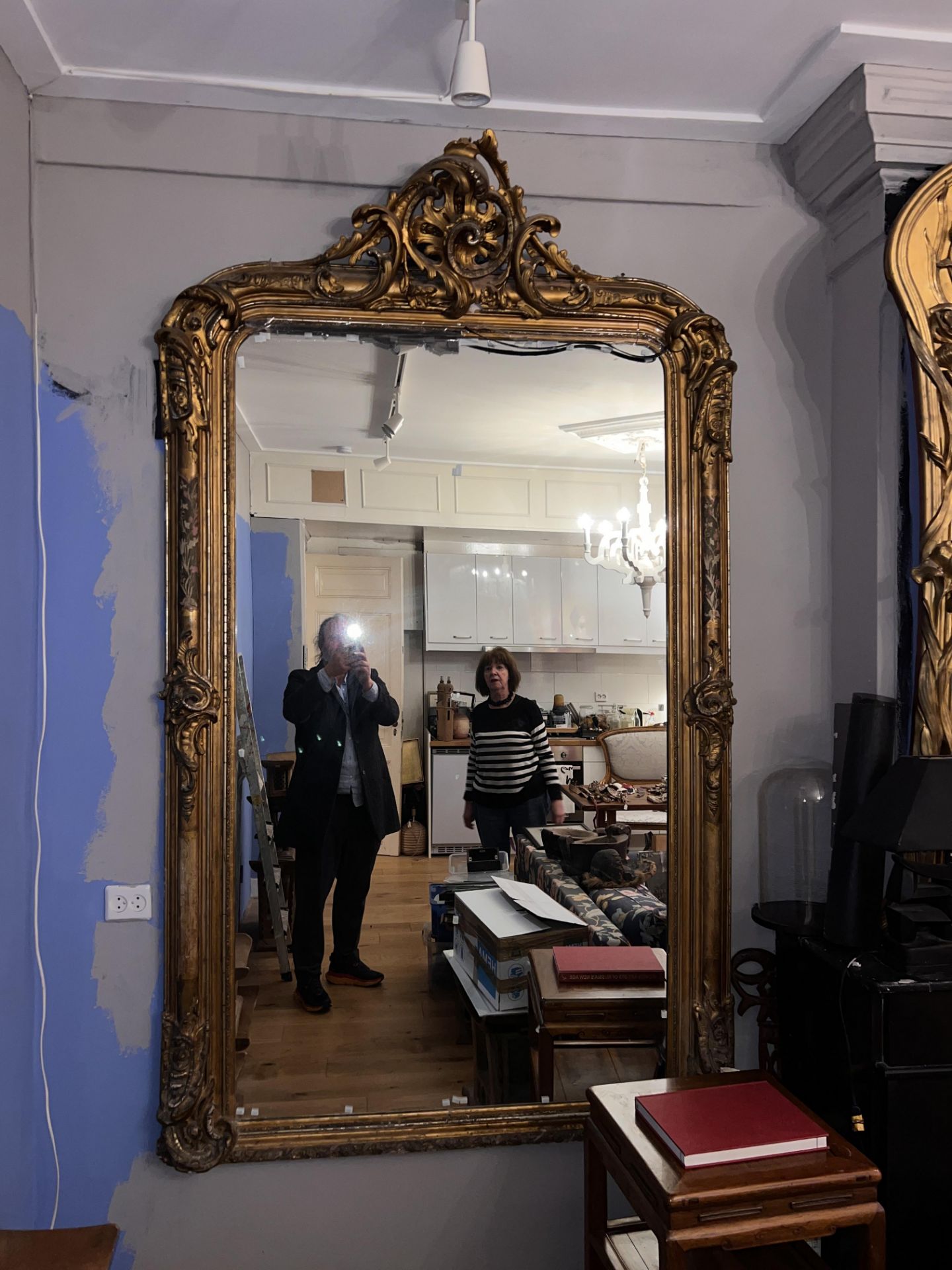 Kapitale rechthoekige spiegel in vergulde lijst in Rococo-stijl, 19e eeuw,