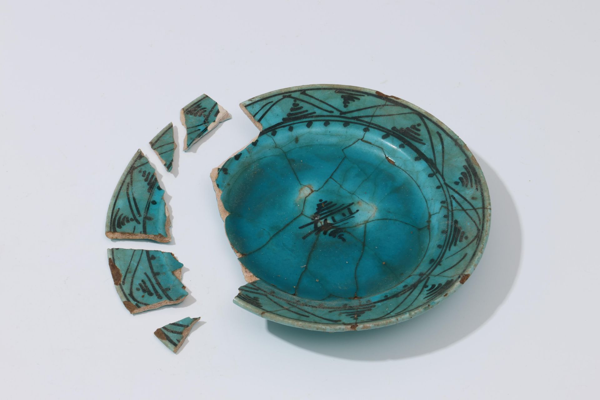 Persian terracotta bowl with luster glaze, ca. 12th-14th century (damaged) and a blue glazed dish an - Bild 4 aus 7