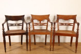 Vijf differente teakhouten koloniale fauteuils in Raffles-stijl,