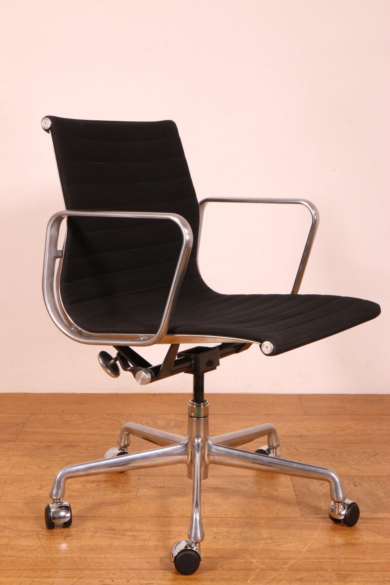Charles & Ray Eames voor Herman Miller, USA, EA335/EA117 bureaustoel, ontwerp 1958, - Bild 2 aus 4