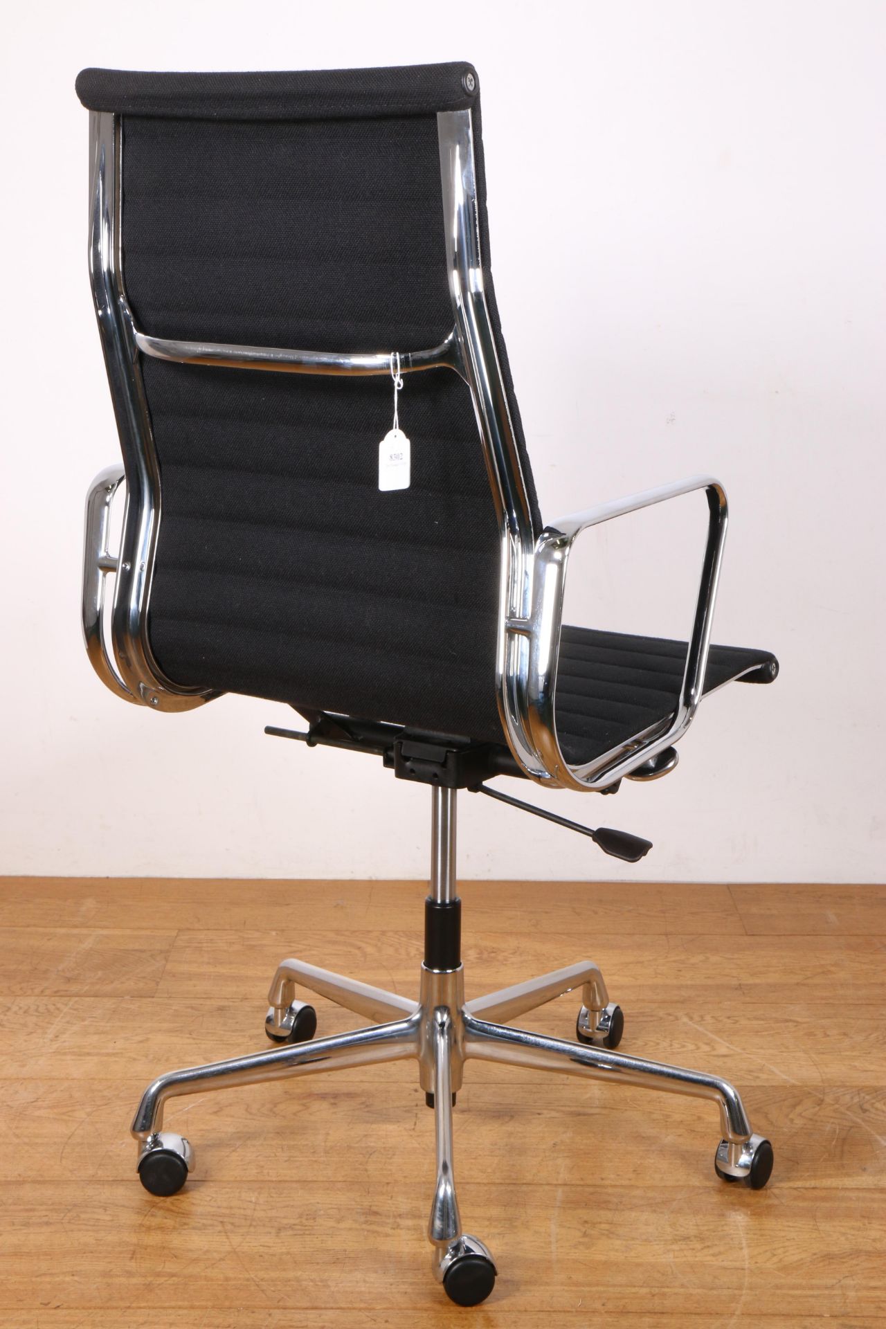 Charles & Ray Eames voor Vitra, Zwitserland, 'EA 119' bureaufauteuil. - Image 2 of 3