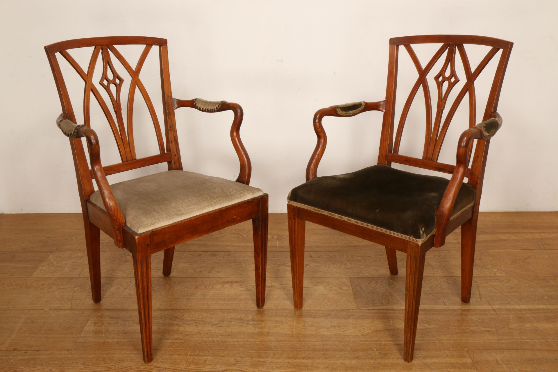 Set van vijf iepenhouten stoelen en twee -fauteuils, Louis XVI. - Bild 2 aus 3