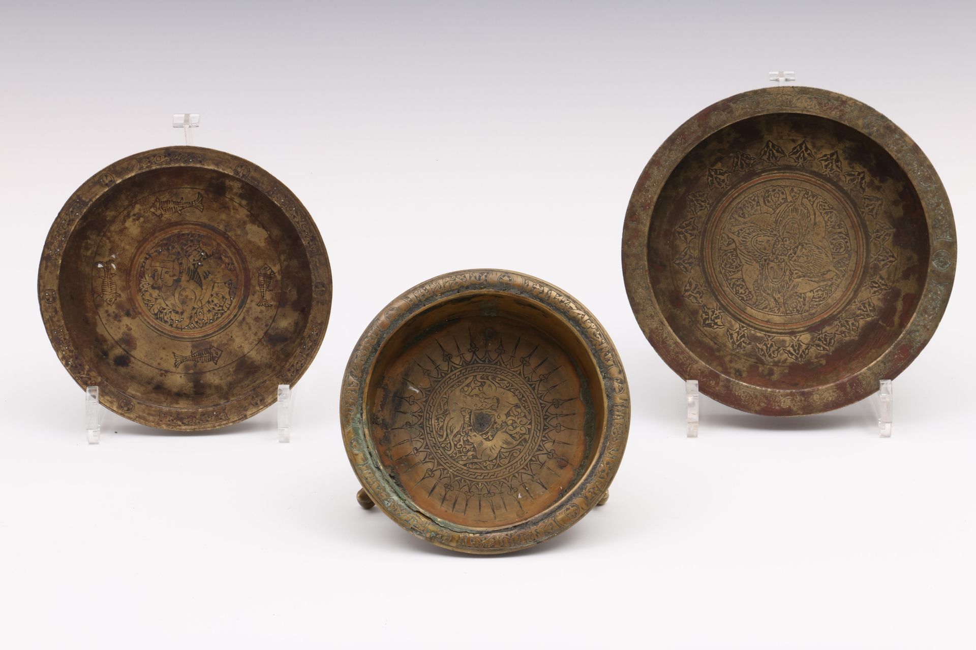 Near Eastern, Seljuk, three bronze dishes, 11th-13th century or later; - Bild 5 aus 7