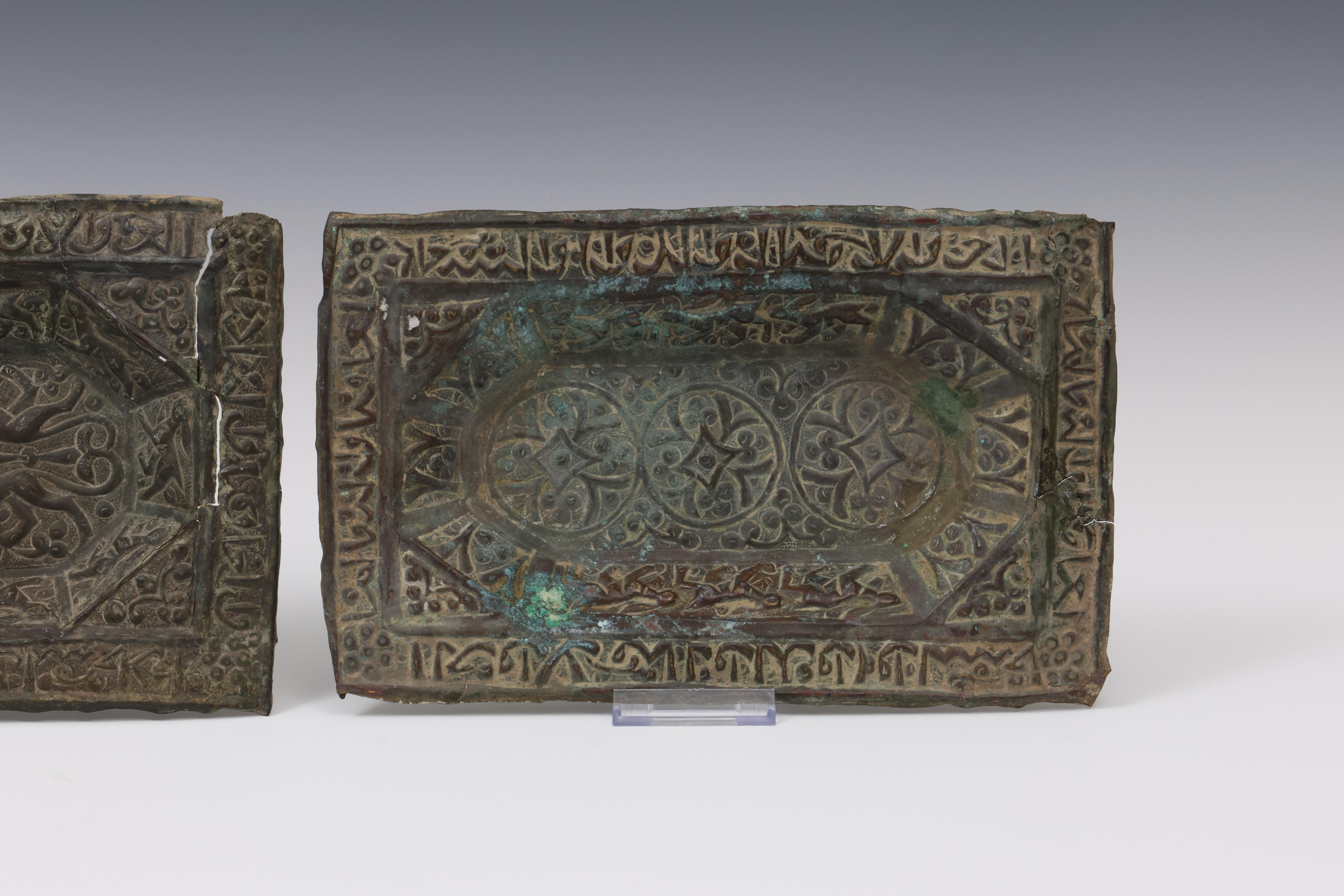 Two Persian Khorasan copper repouse tray's, 12th century of later - Bild 4 aus 4