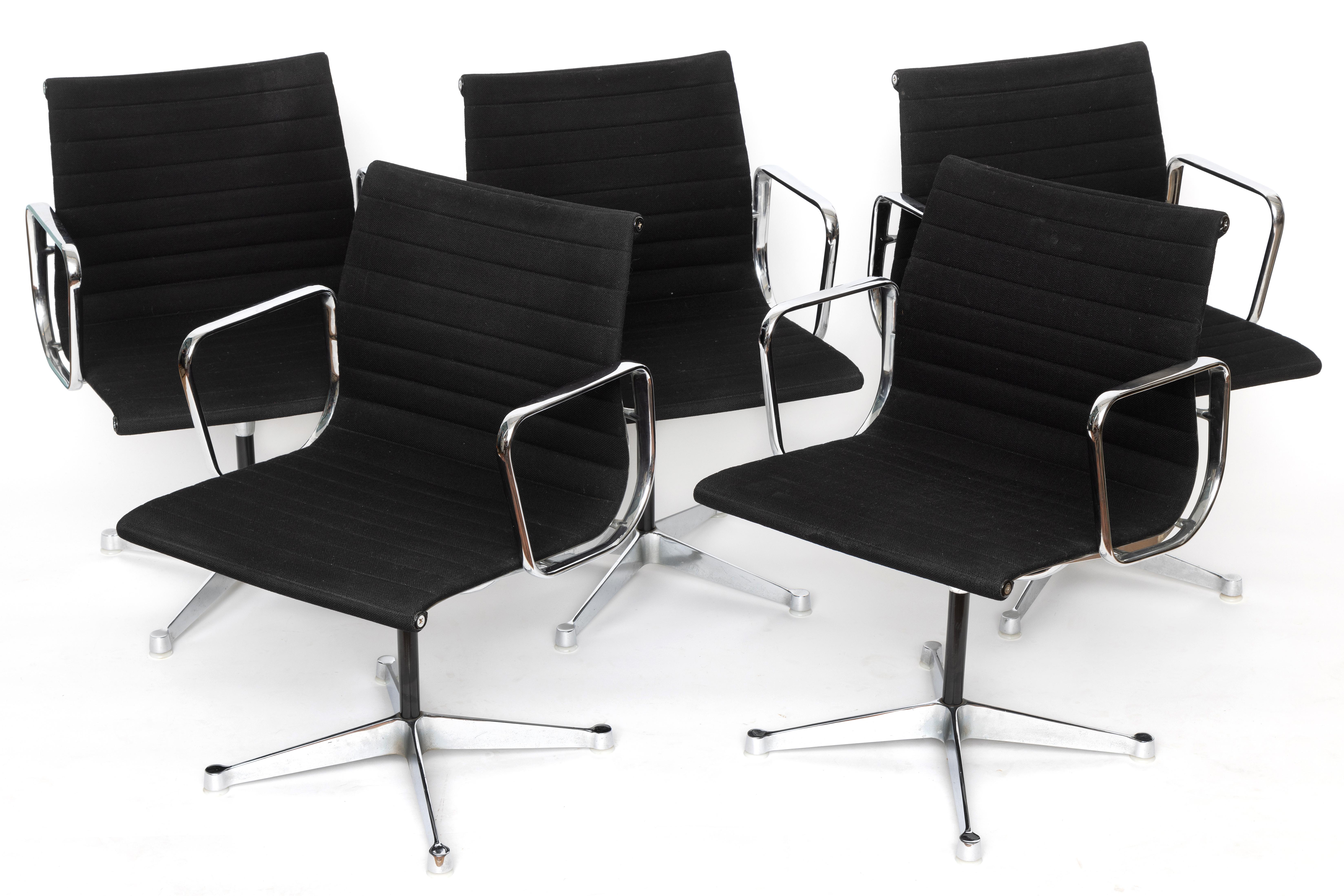 Charles & Ray Eames voor Herman Miller, U.S.A, set van vijf 'Aluminium Group' 'EA 107' armstoelen, o