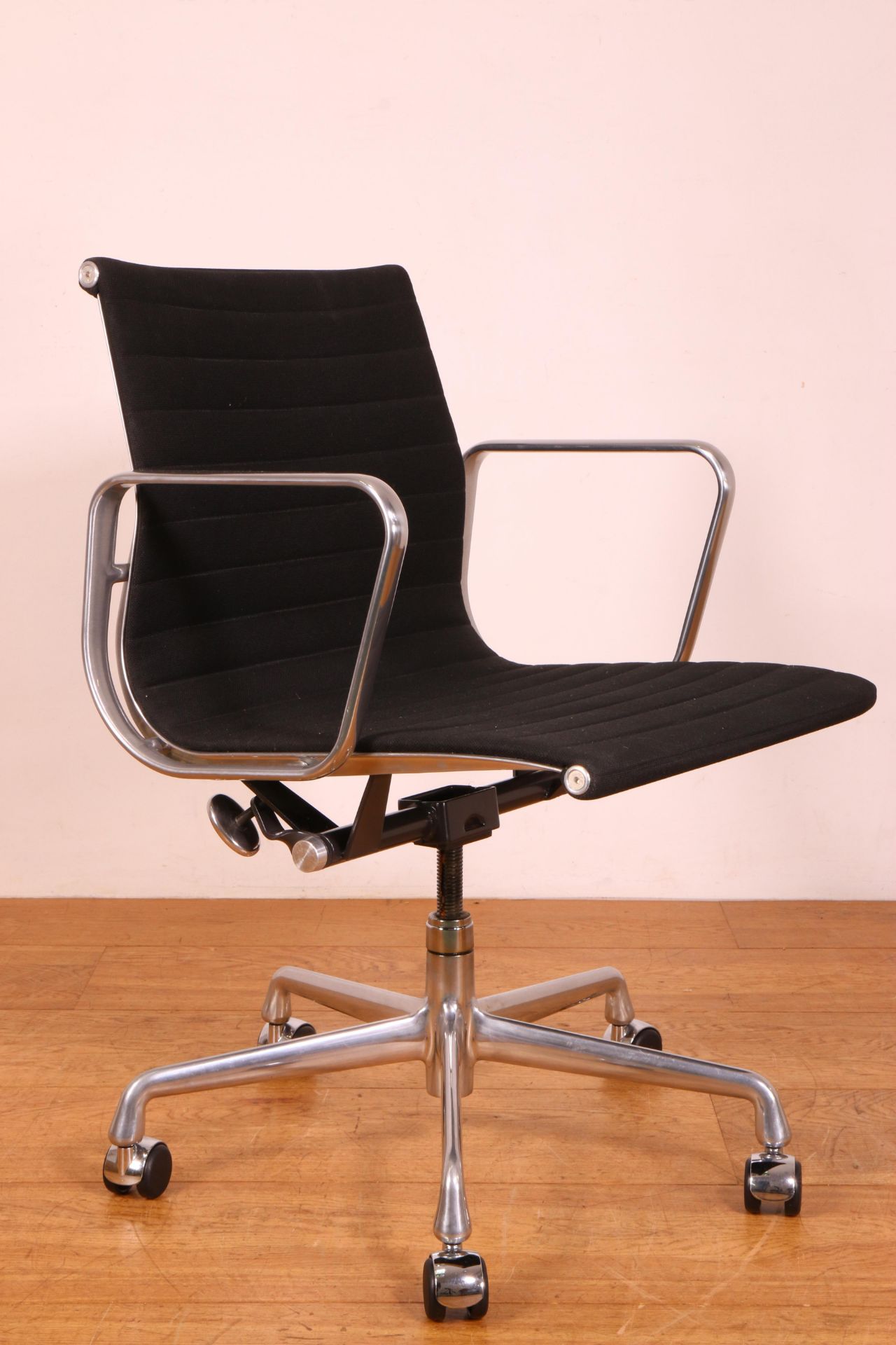 Charles & Ray Eames voor Herman Miller, USA, EA335/EA117 bureaustoel, ontwerp 1958, - Bild 2 aus 4