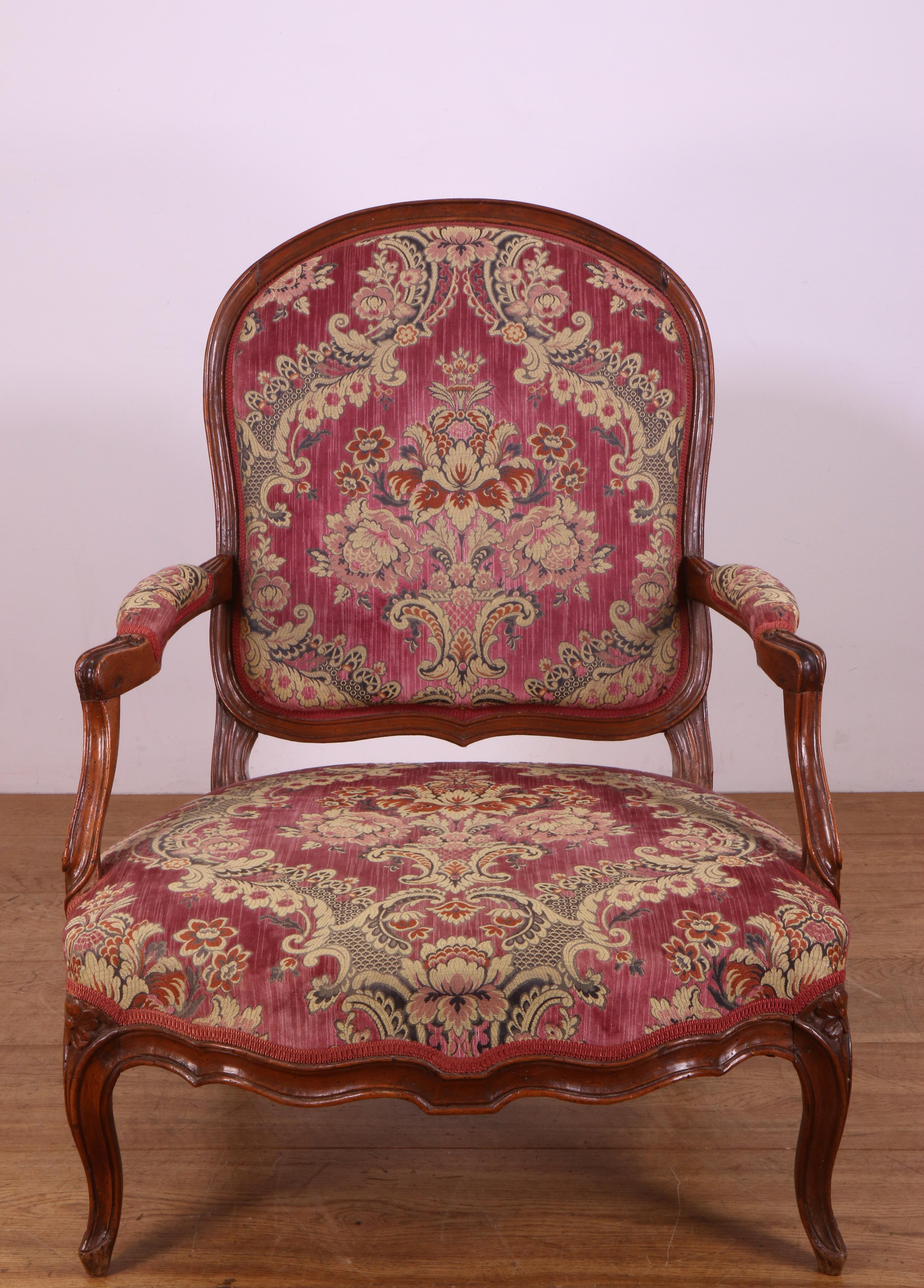 Frankrijk, notenhouten lage fauteuil, Louis XV, 18e eeuw,