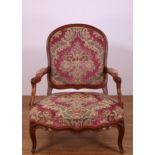 Frankrijk, notenhouten lage fauteuil, Louis XV, 18e eeuw,