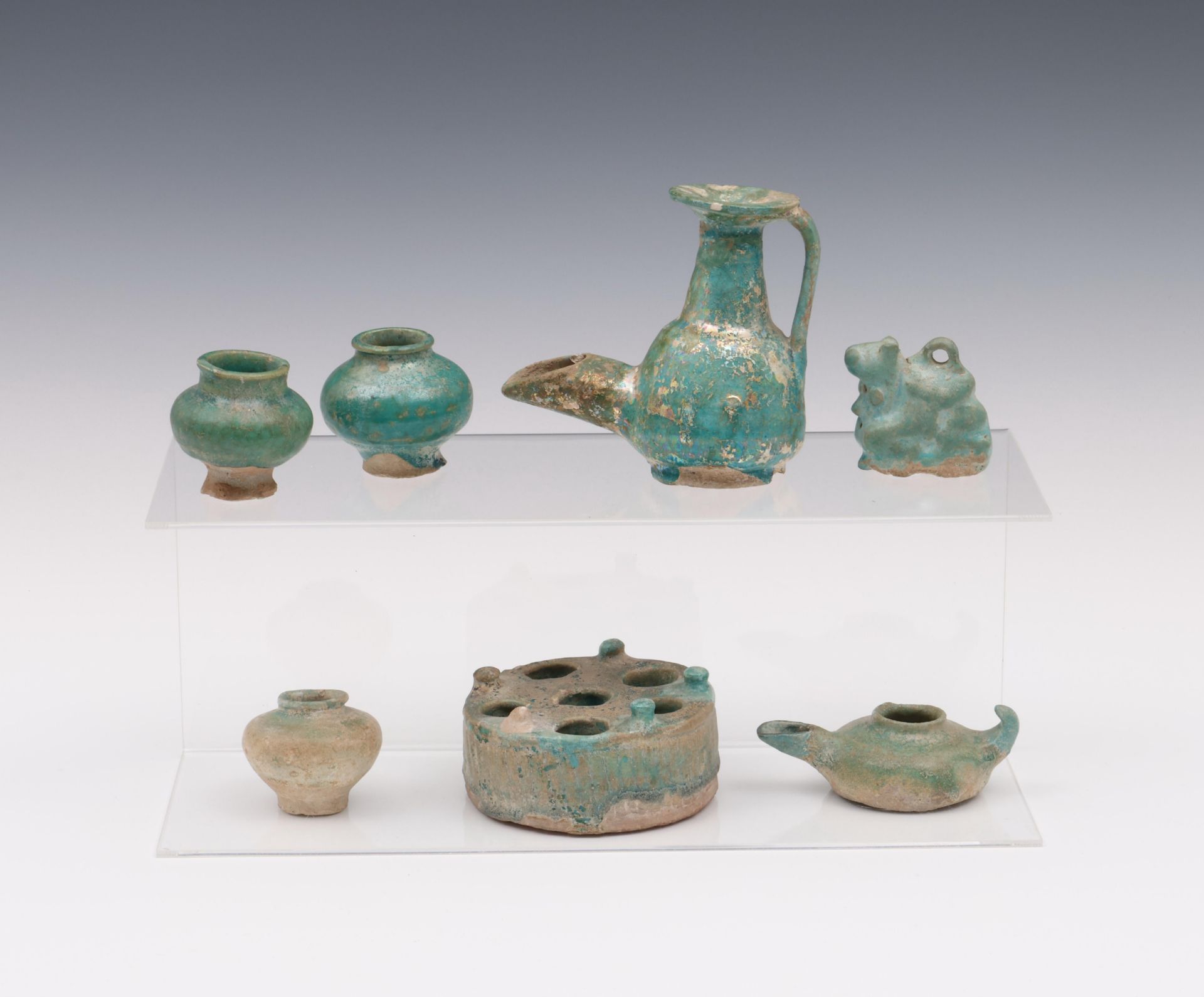 A collection of seven turkois glazed objects, Middle East, Persia 13th century and later; - Bild 2 aus 2