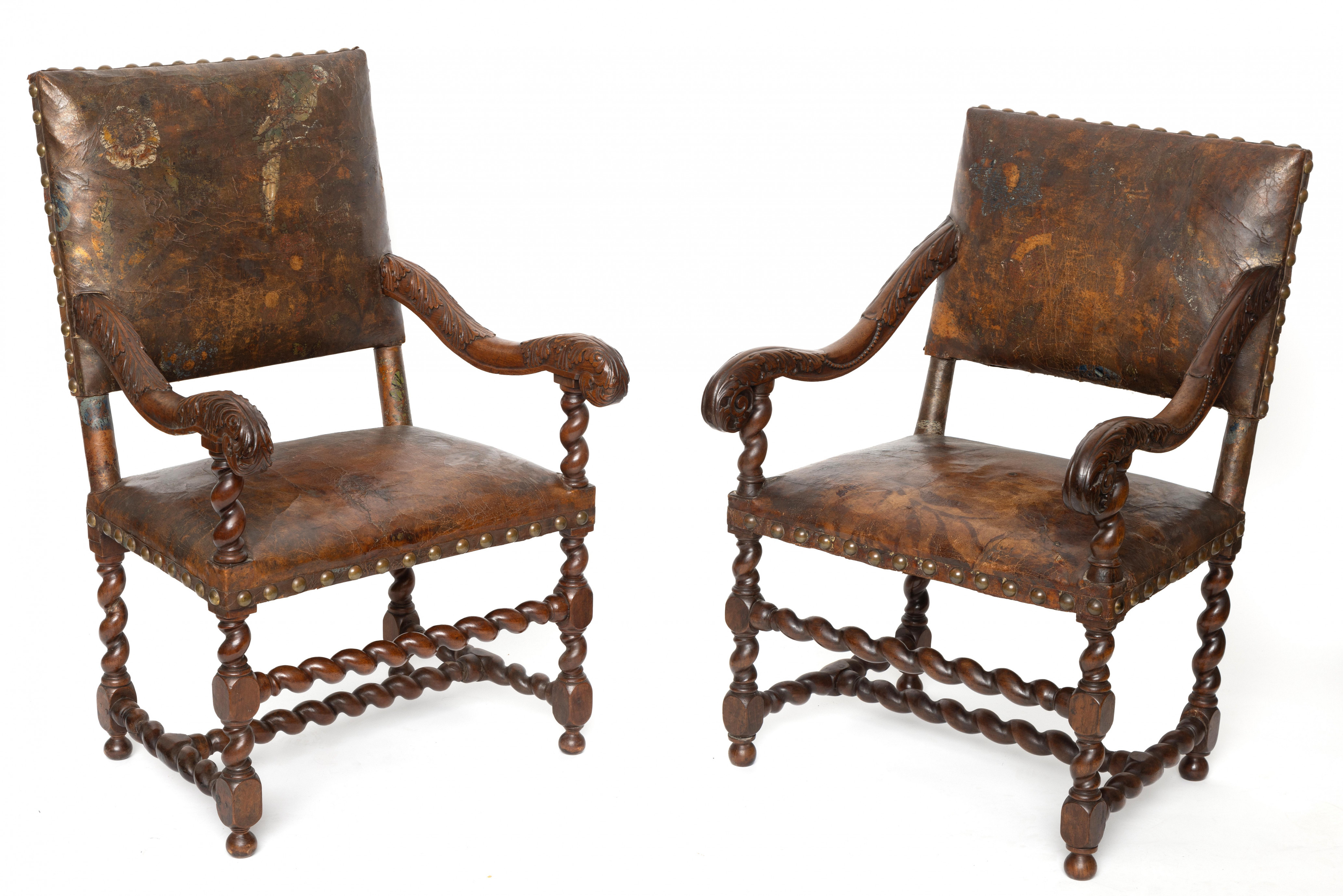 Twee notenhouten fauteuils, vroeg 18e eeuw,