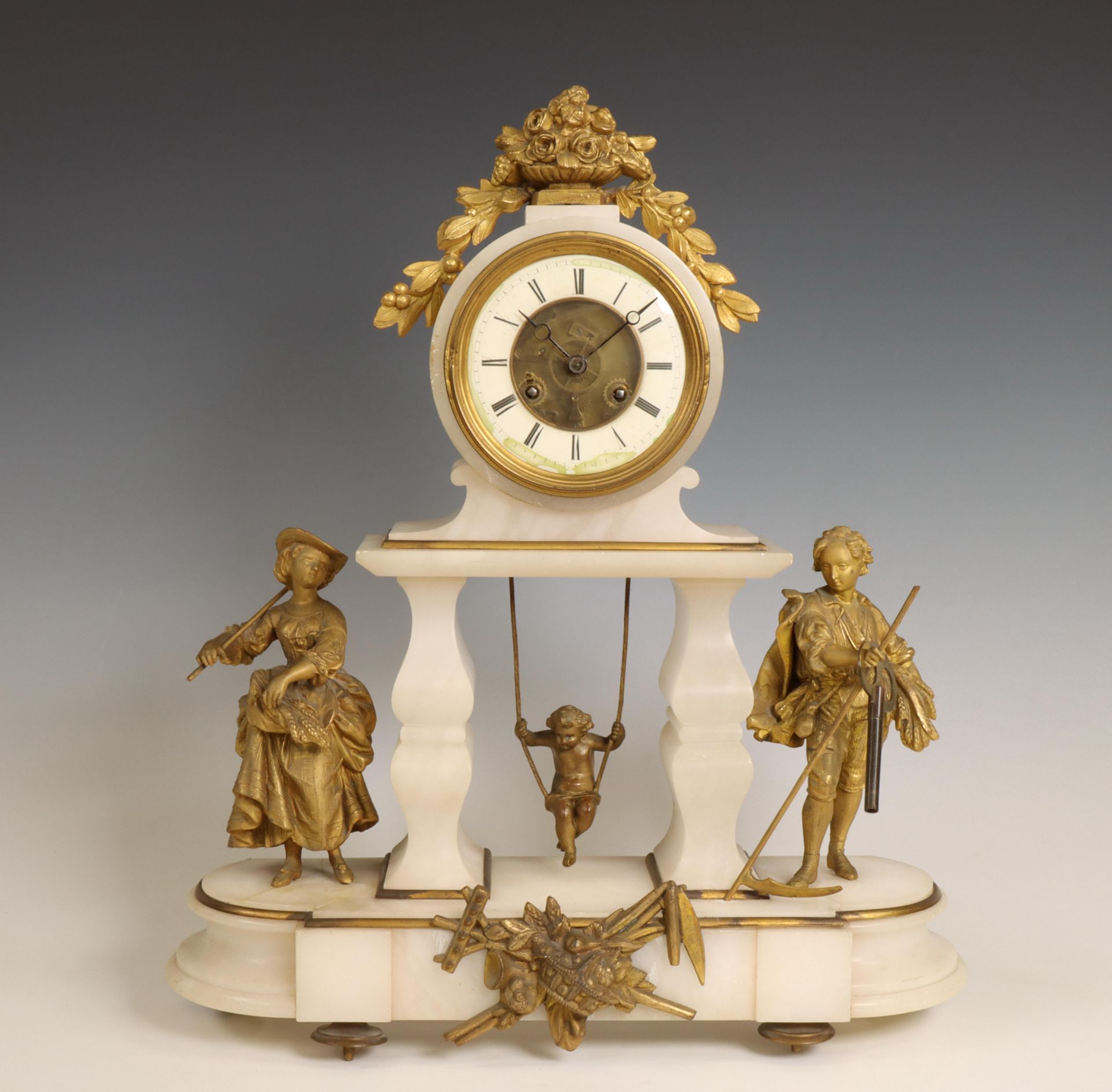 Frankrijk, albasten pendule met schommelslinger, in Louis XVI stijl, eind 19e eeuw.