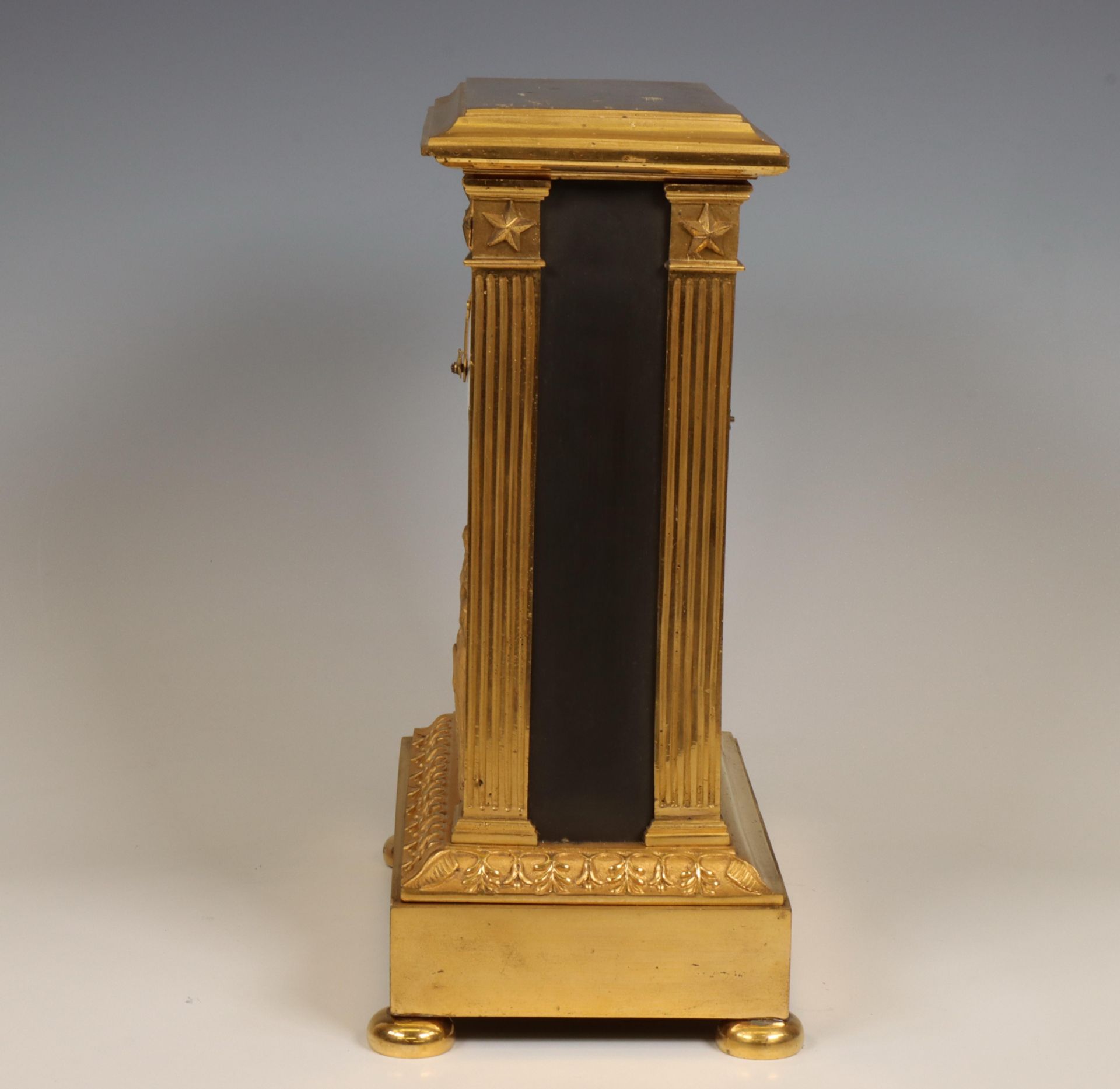 Frankrijk, vuurvergulde en zwart gepatineerde pendule, adres: Hanset á Bruxelles, Empire, ca. 1815; - Image 6 of 6