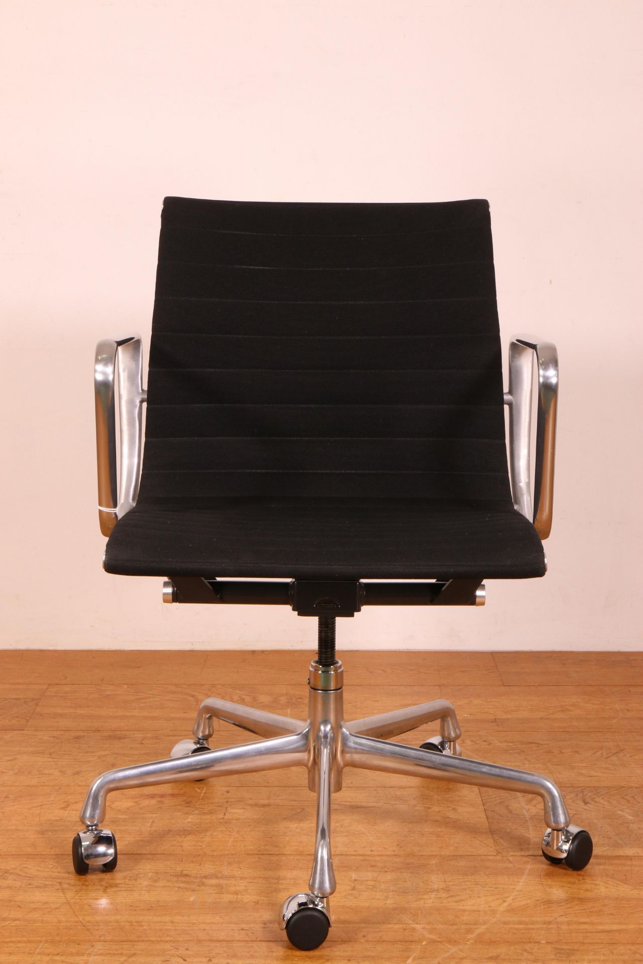 Charles & Ray Eames voor Herman Miller, USA, EA335/EA117 bureaustoel, ontwerp 1958,