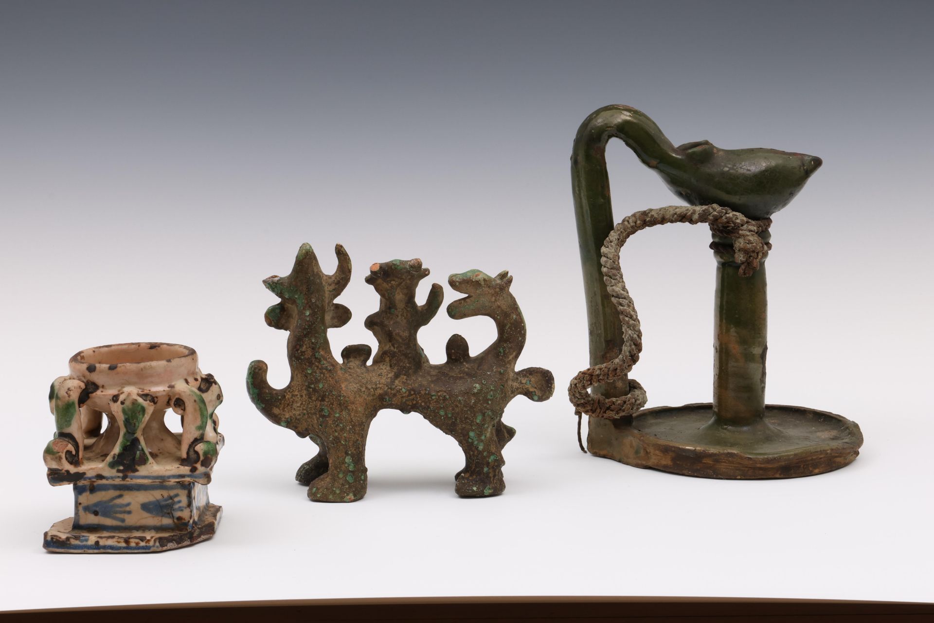 Iran, a green ceramic oil lamp, a mythological figure group and a faience tazza, 19th century and la - Bild 2 aus 2