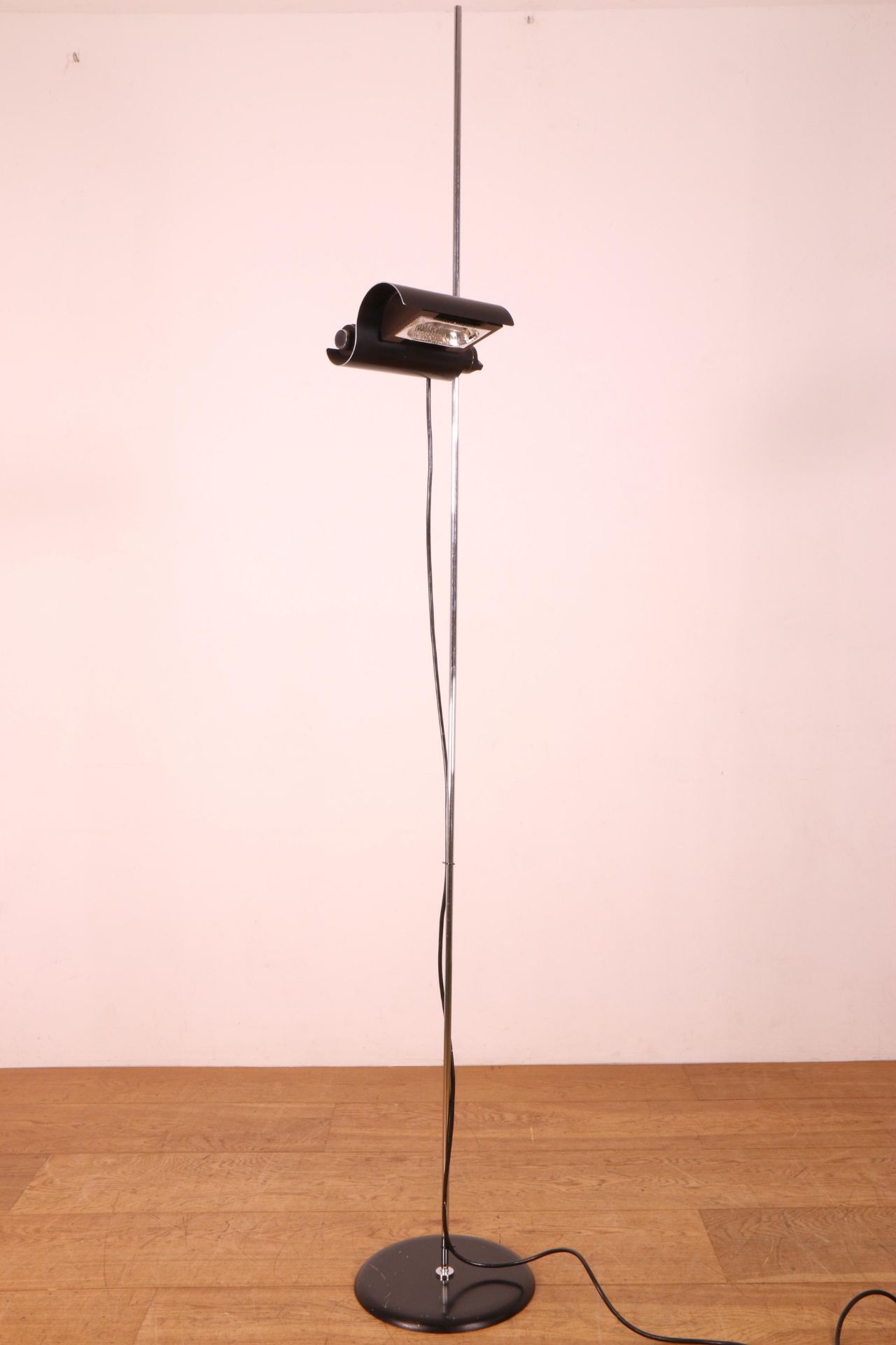 Vico Magistretti voor Oluce, Italië, staande 'Dim 333' vloerlamp, ontwerp 80-er jaren.