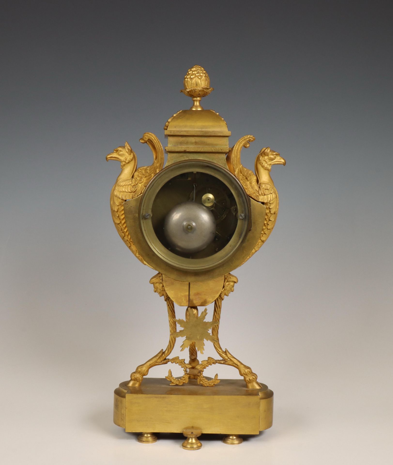 Frankrijk, vuurvergulde bronzen pendule, Louis XVI - Empire, ca. 1805; - Image 2 of 4