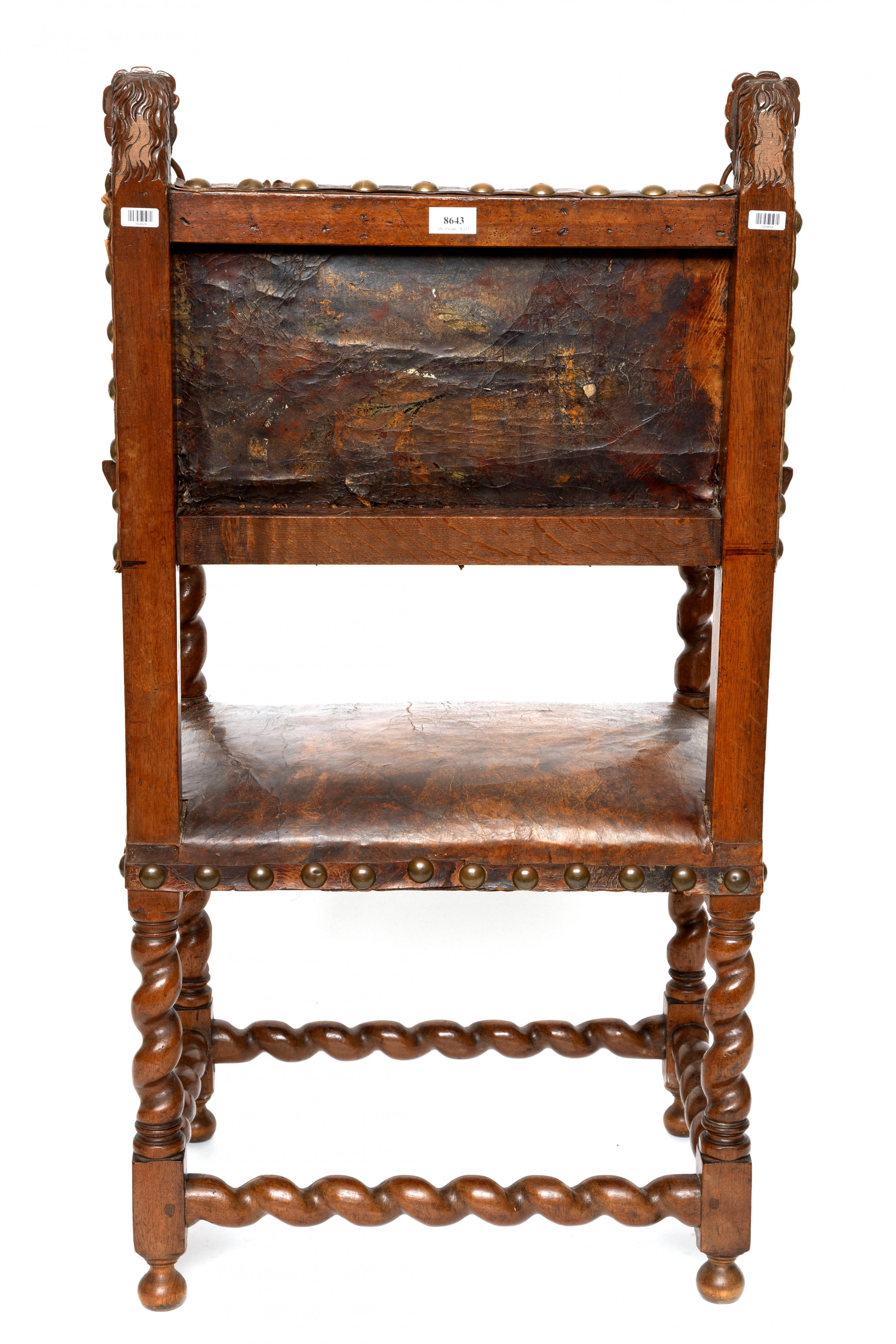 Hollandse notenhouten fauteuil, vroeg 18e eeuw, - Image 3 of 4