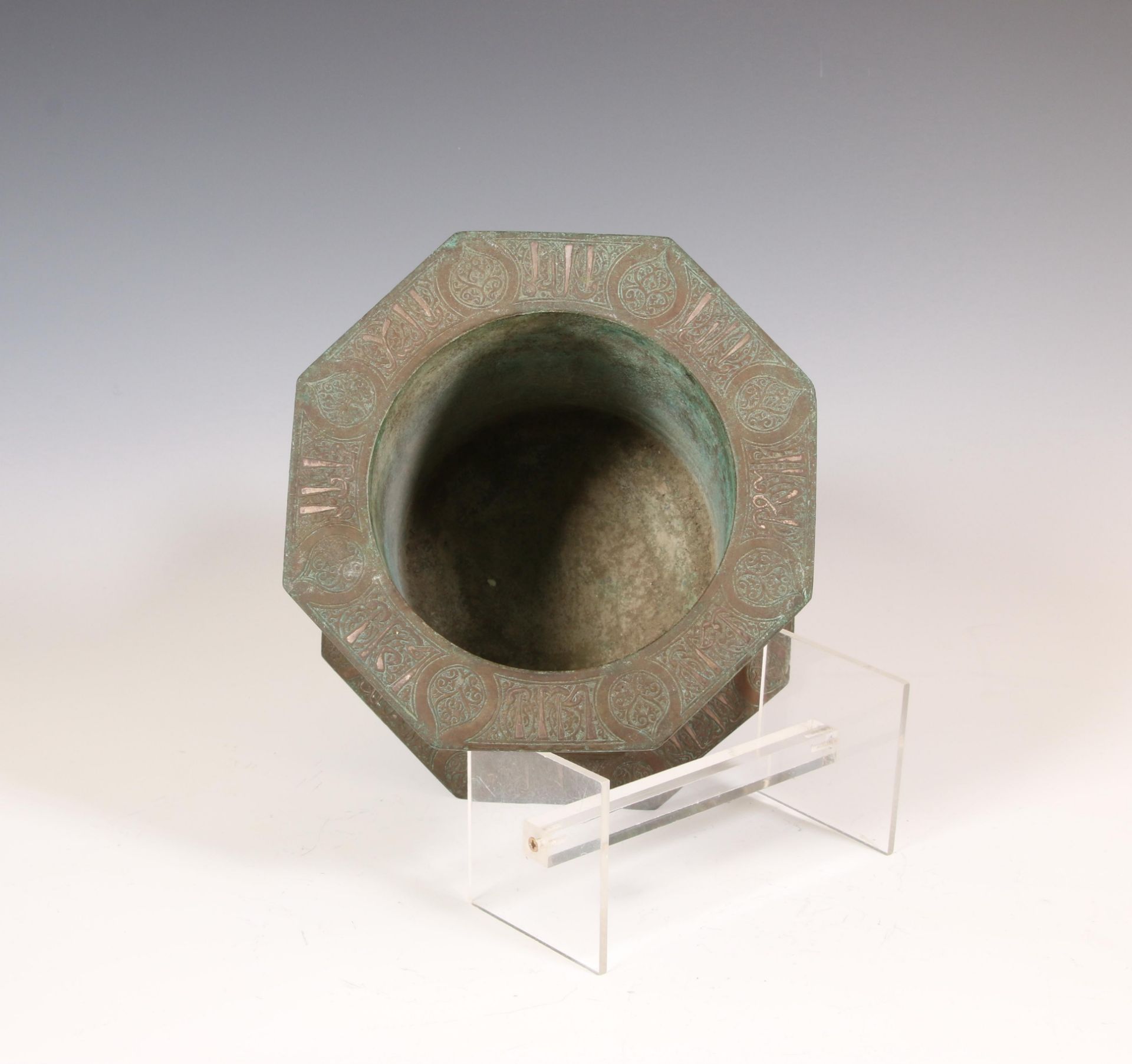 Iran, a bronze antique mortar and pestle in Khorassan style, 19th century - Bild 2 aus 3