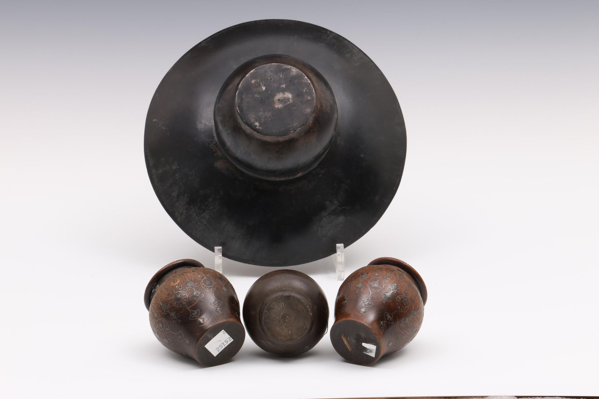 Turkey, Ottoman, a pair of wooden pots and a vase, possibly 19th century - Bild 2 aus 3