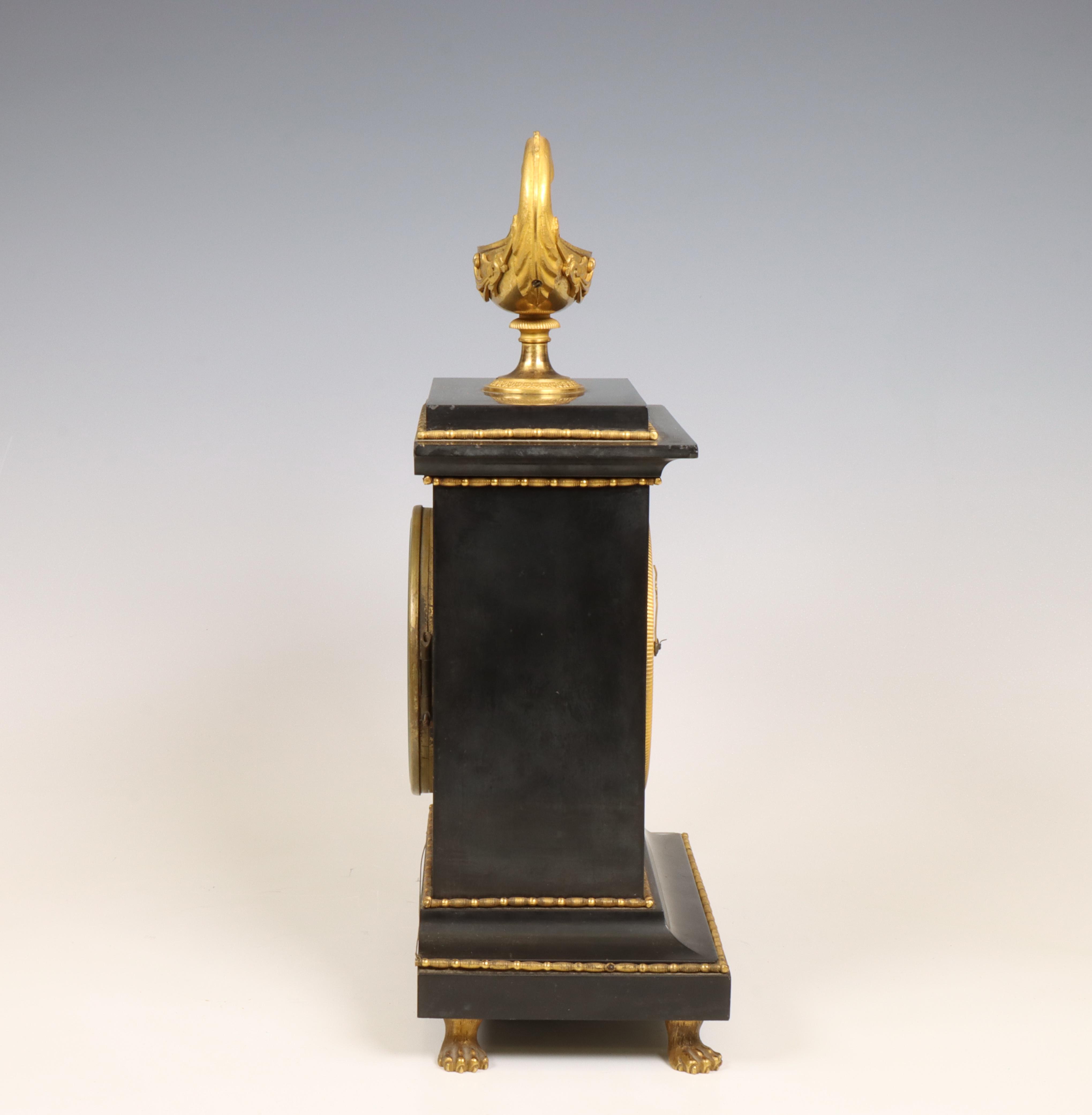 Frankrijk, pendule in zwart hardstenen kast, Empire, ca. 1820; - Image 3 of 5