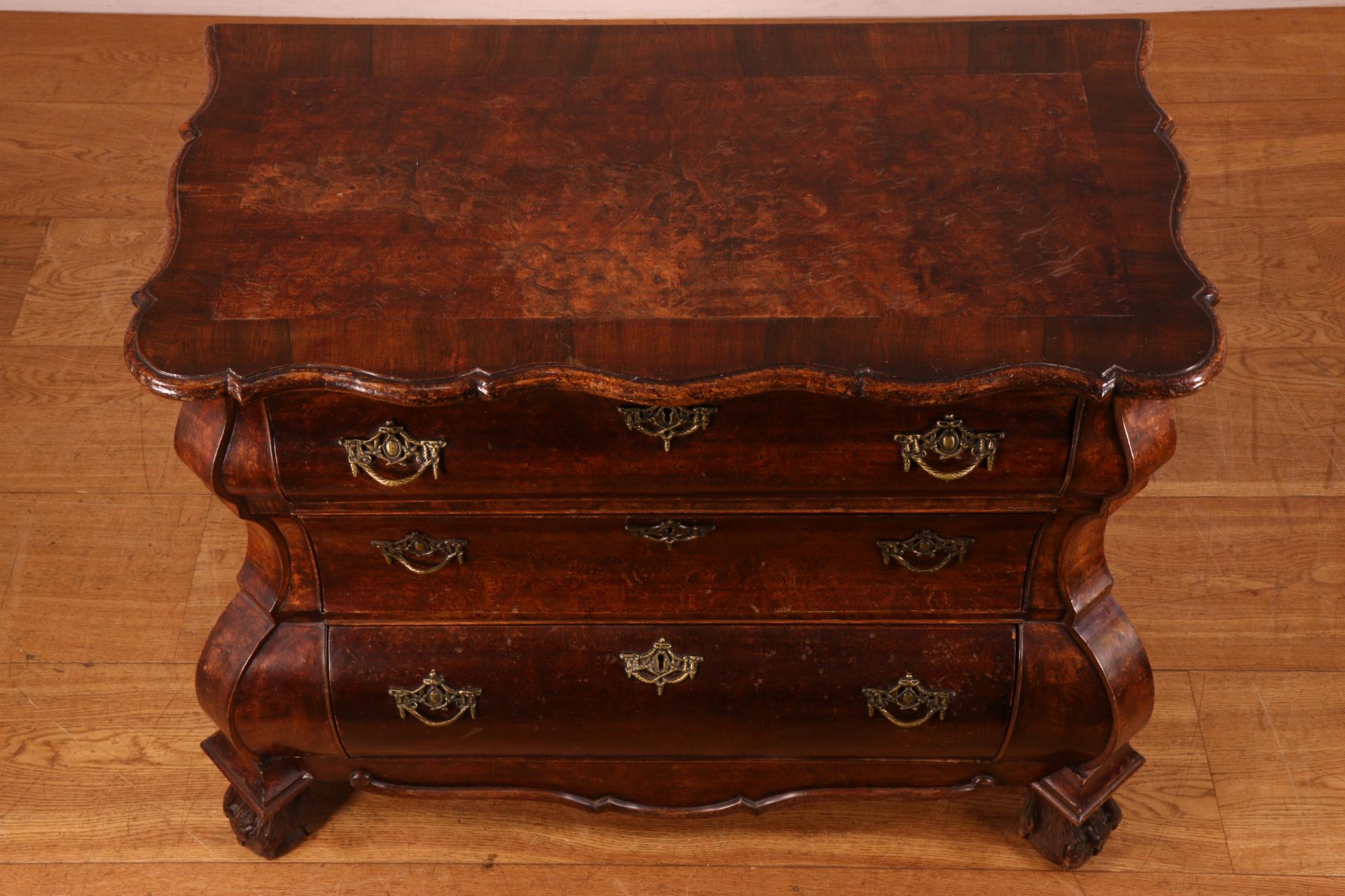 Noten- notenwortelhouten commode in Louis XV-stijl, 20e eeuw, - Bild 2 aus 3