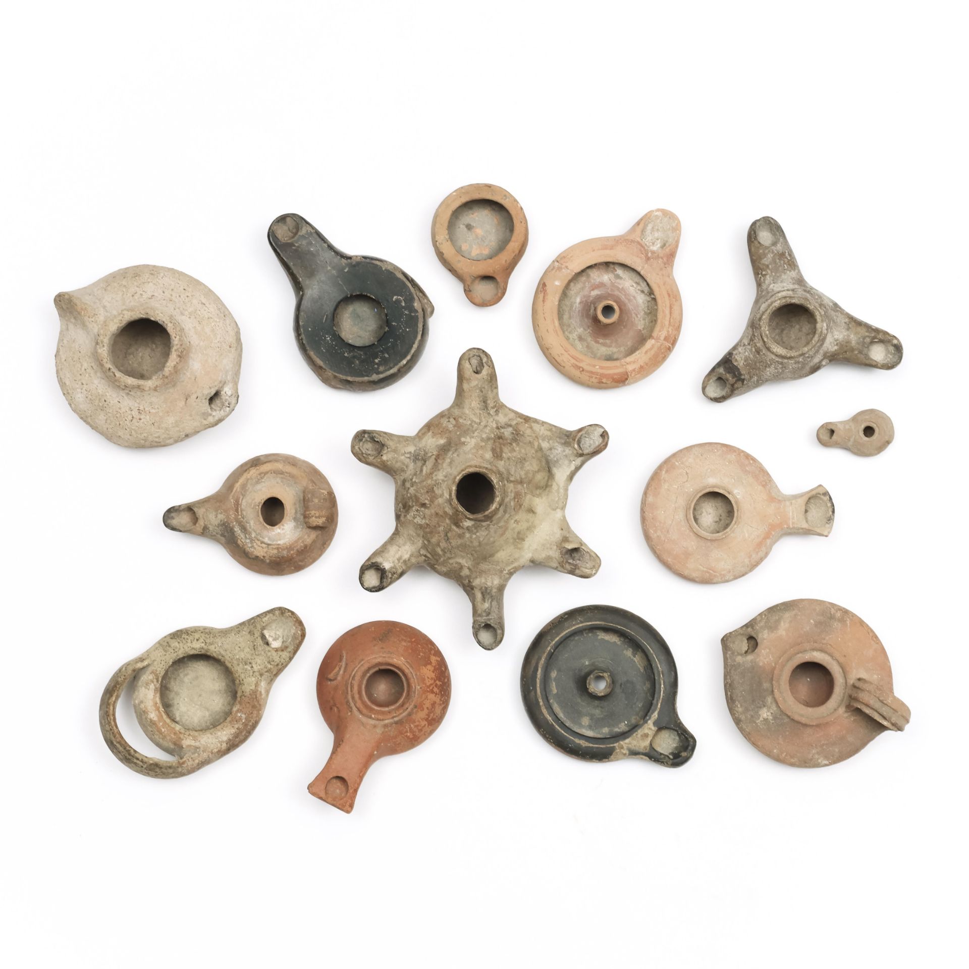 A collection of thirteen Near Eastern terracotta oil lamps - Bild 2 aus 2