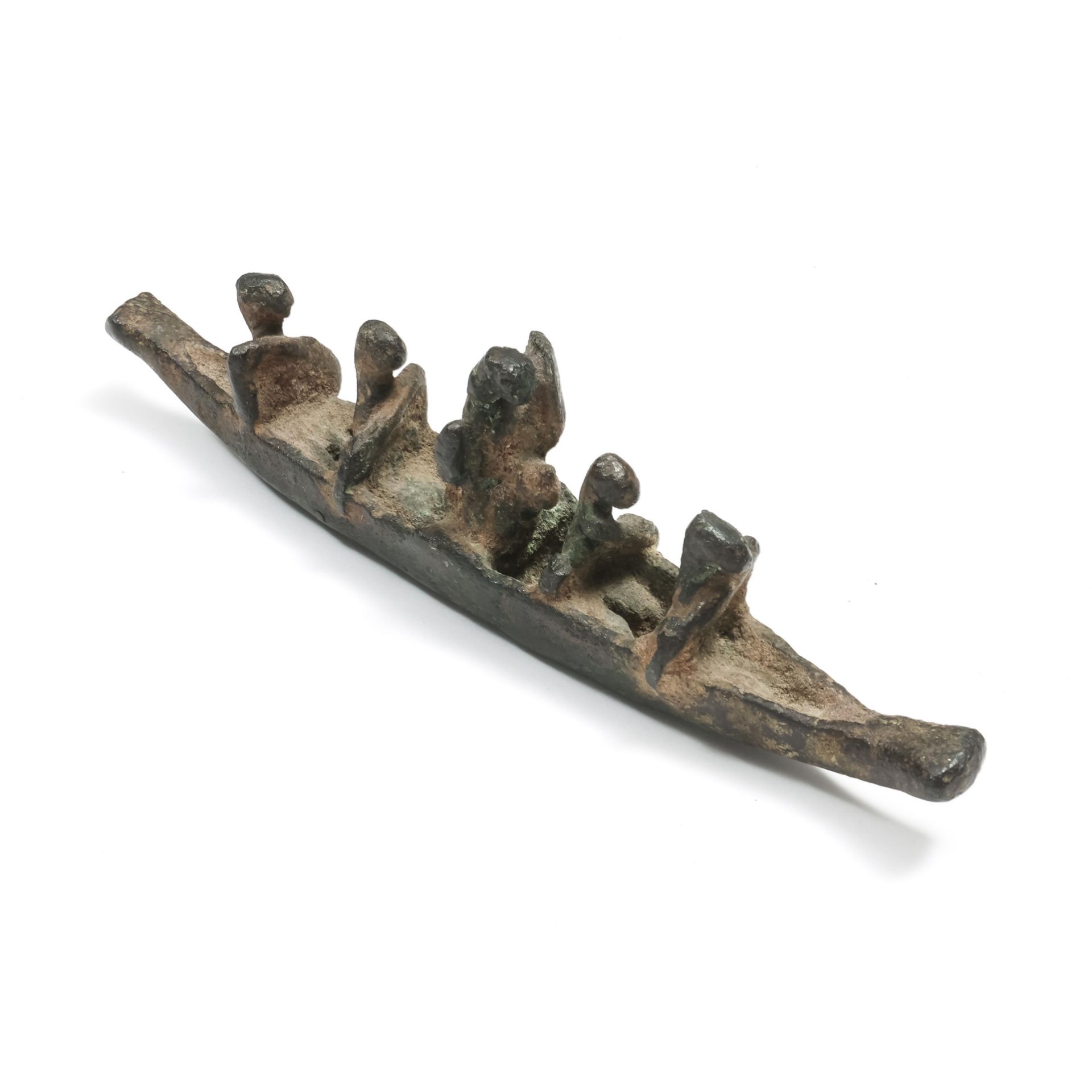 A antique bronze sculpture of five figures in a boat, - Bild 3 aus 3