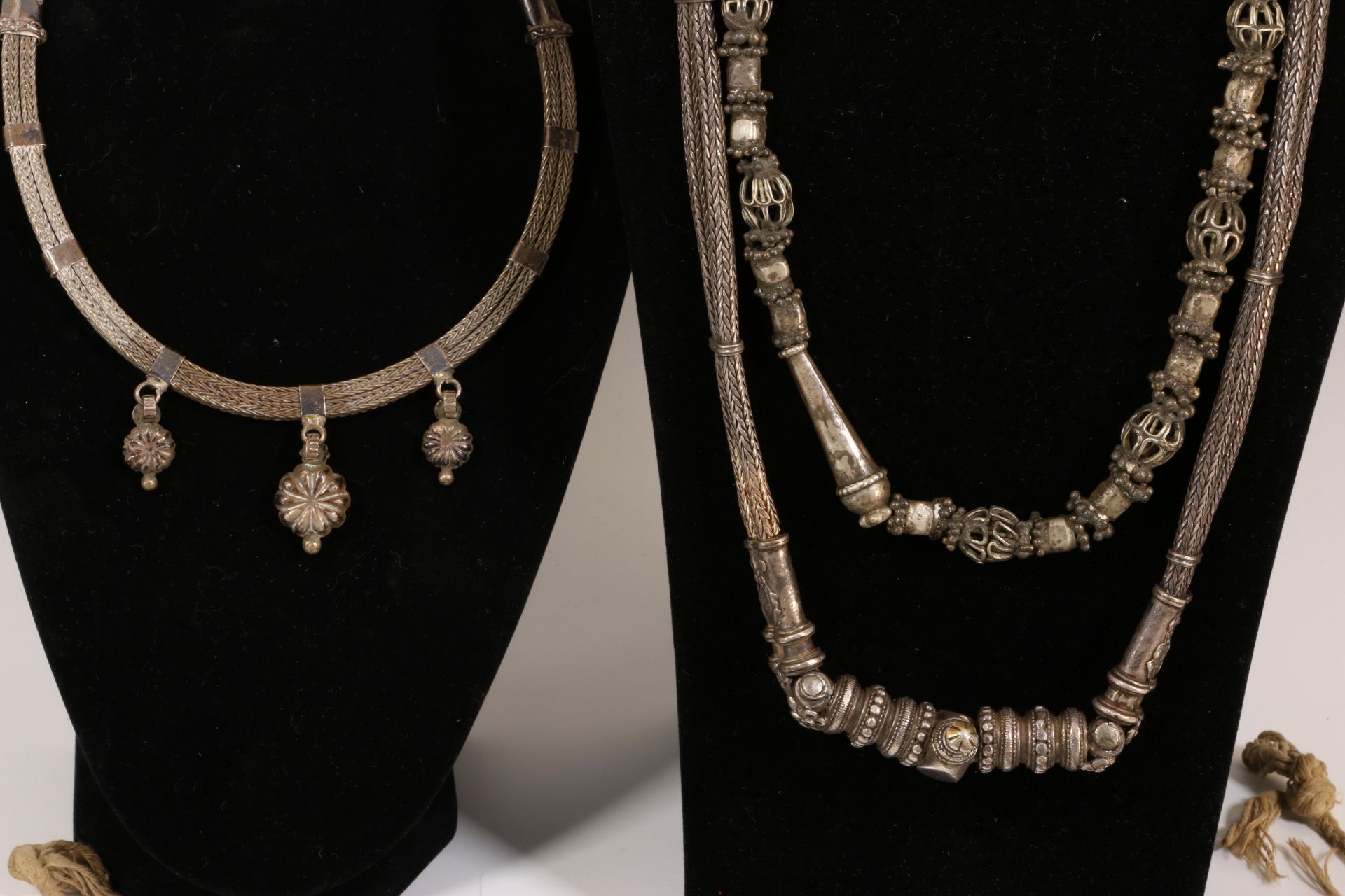 Yemen, large silver alloy necklace with amulet holders, two alloy ear hangers and three various allo - Bild 3 aus 3