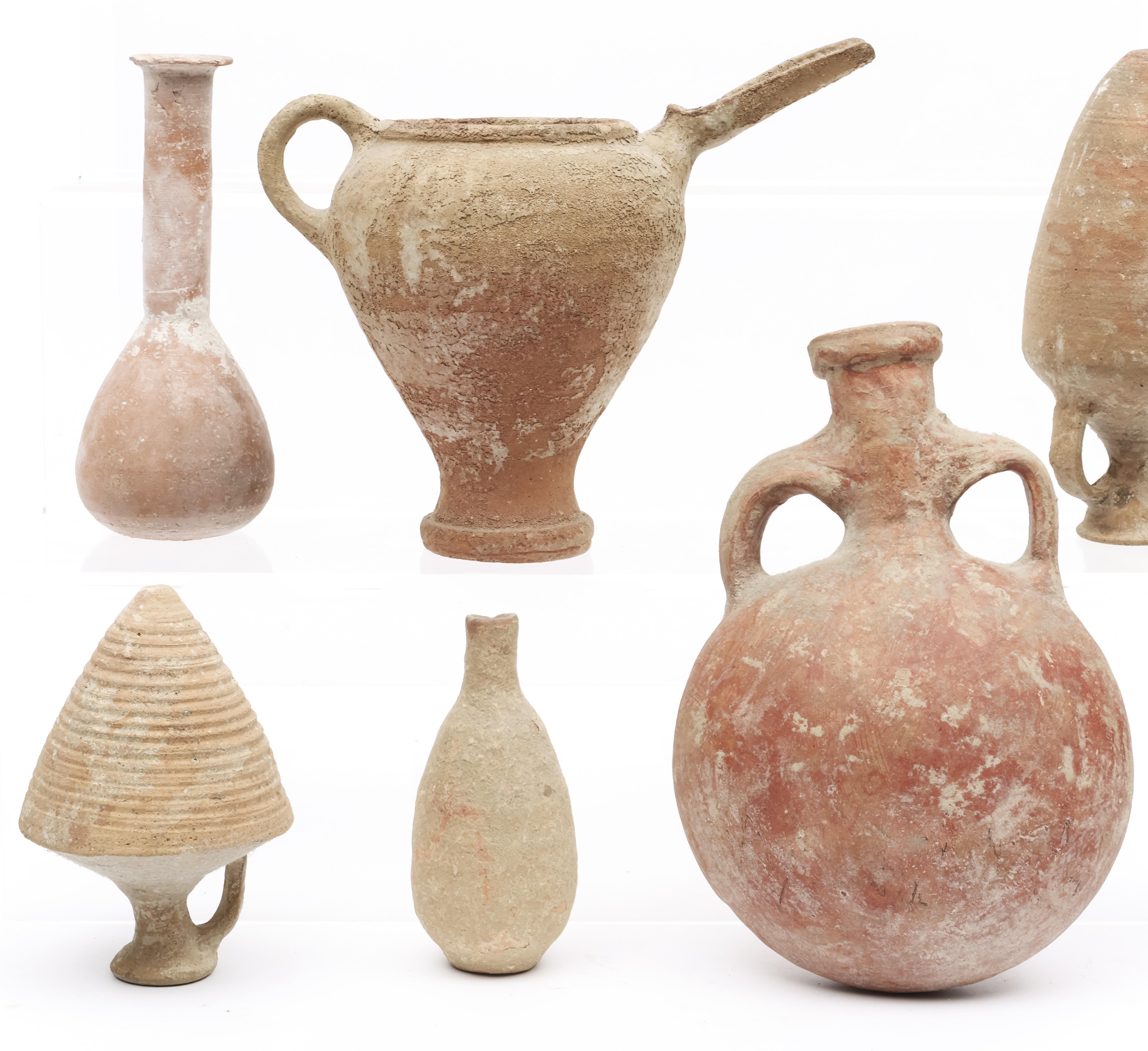 A collection of four Roman terracotta vessels, and three antique terracotta flasks, ca. 2nd century - Image 3 of 3