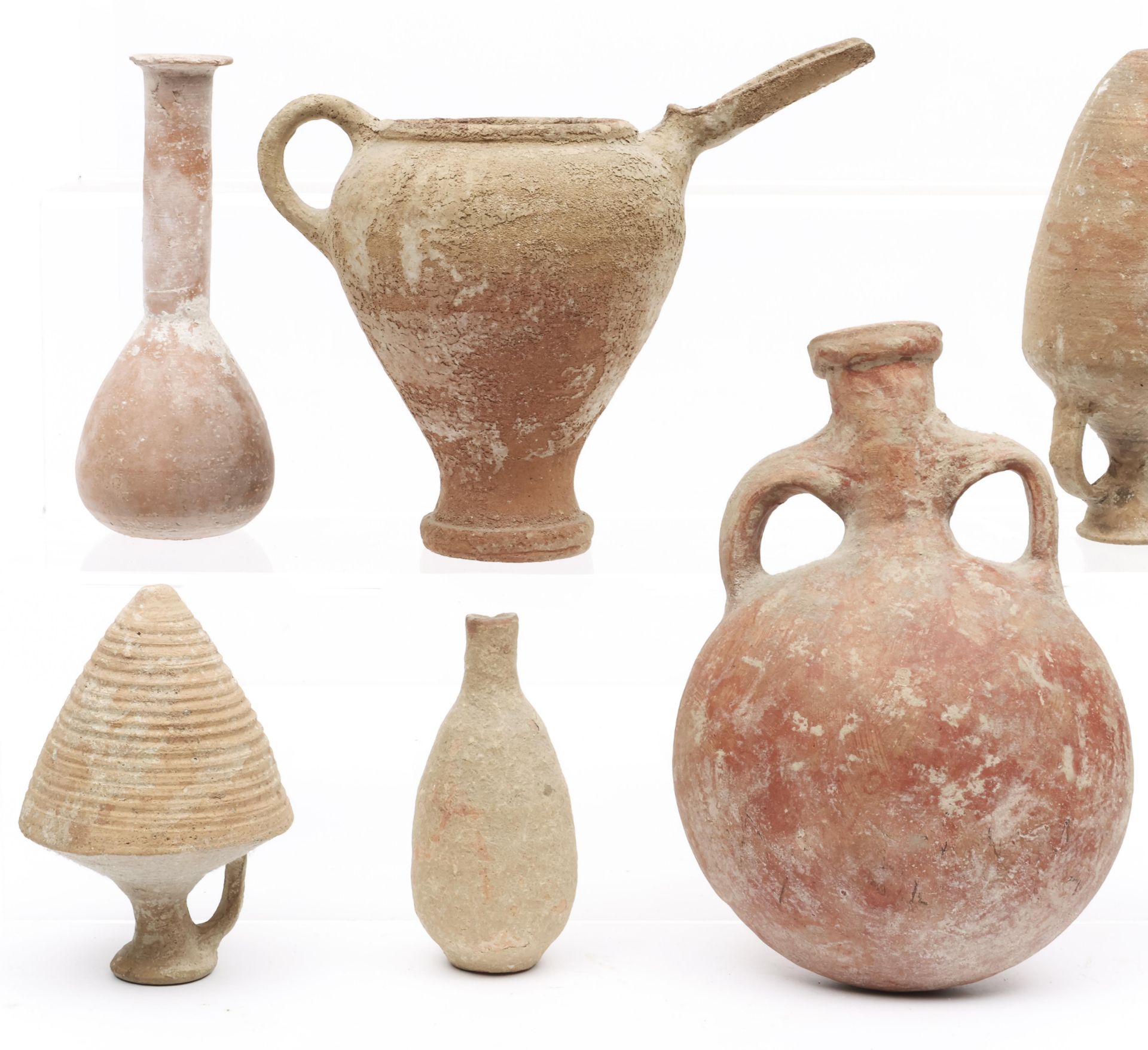 A collection of four Roman terracotta vessels, and three antique terracotta flasks, ca. 2nd century  - Bild 3 aus 3