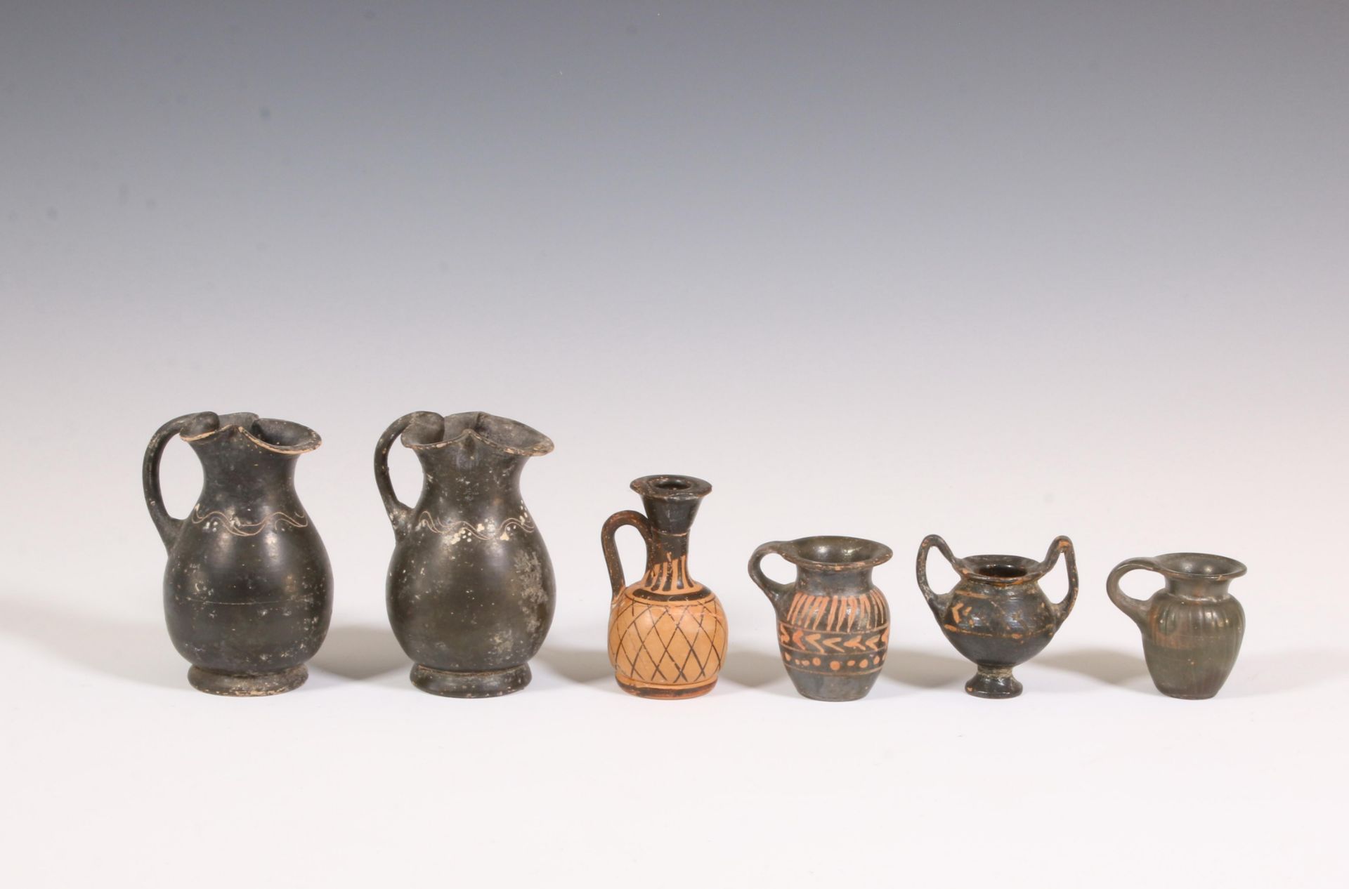 A collection of various Apulian earthenware vases and small pots, 4th century BC; - Bild 2 aus 2