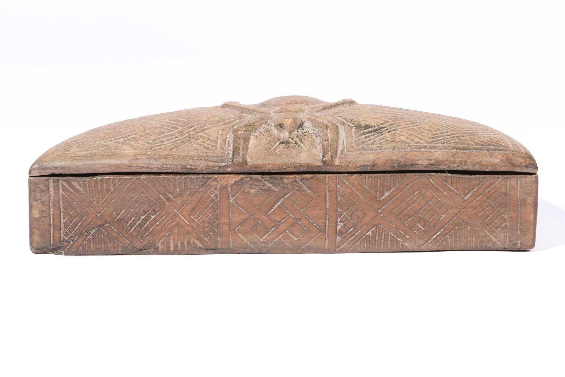 D.R. Congo, Kuba, cosmetics lidded box, the lid ornamented with a spider - Bild 2 aus 3