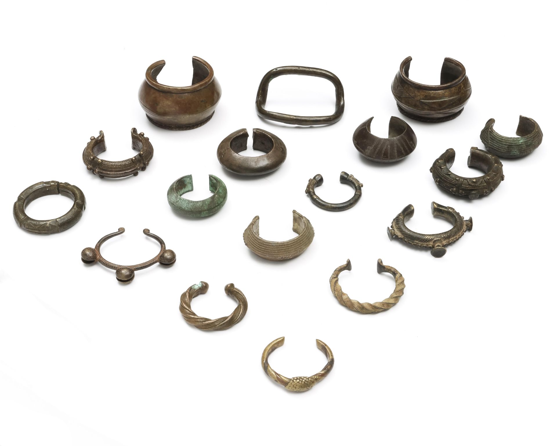 A collection of West African copper alloy brace- and anklets - Bild 2 aus 2