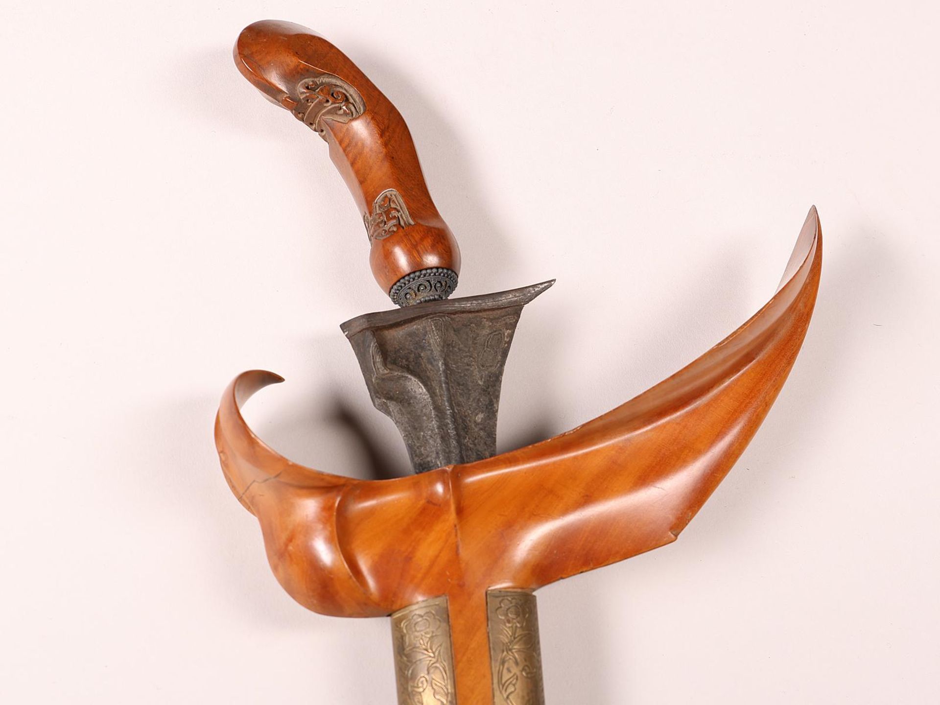 Java, Surakarta, kris, the five-luk pamor iron blade with straight ganja, wooden hilt, brass filigre - Bild 4 aus 5