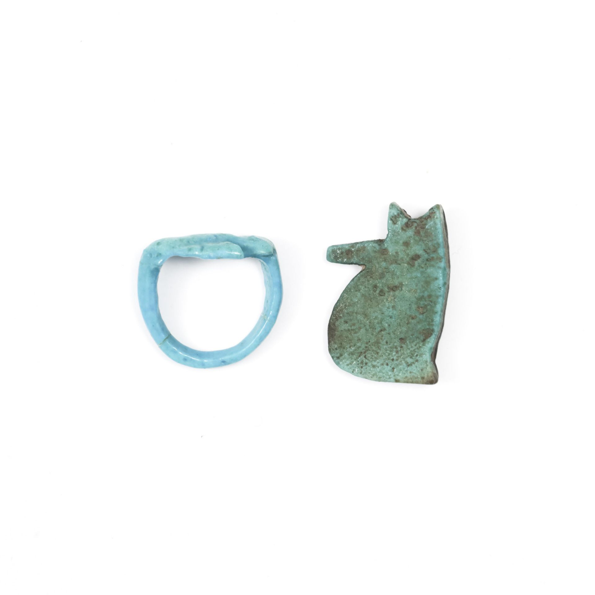 Egypte, blue faience udjat and a ring, Late Period; - Image 2 of 3