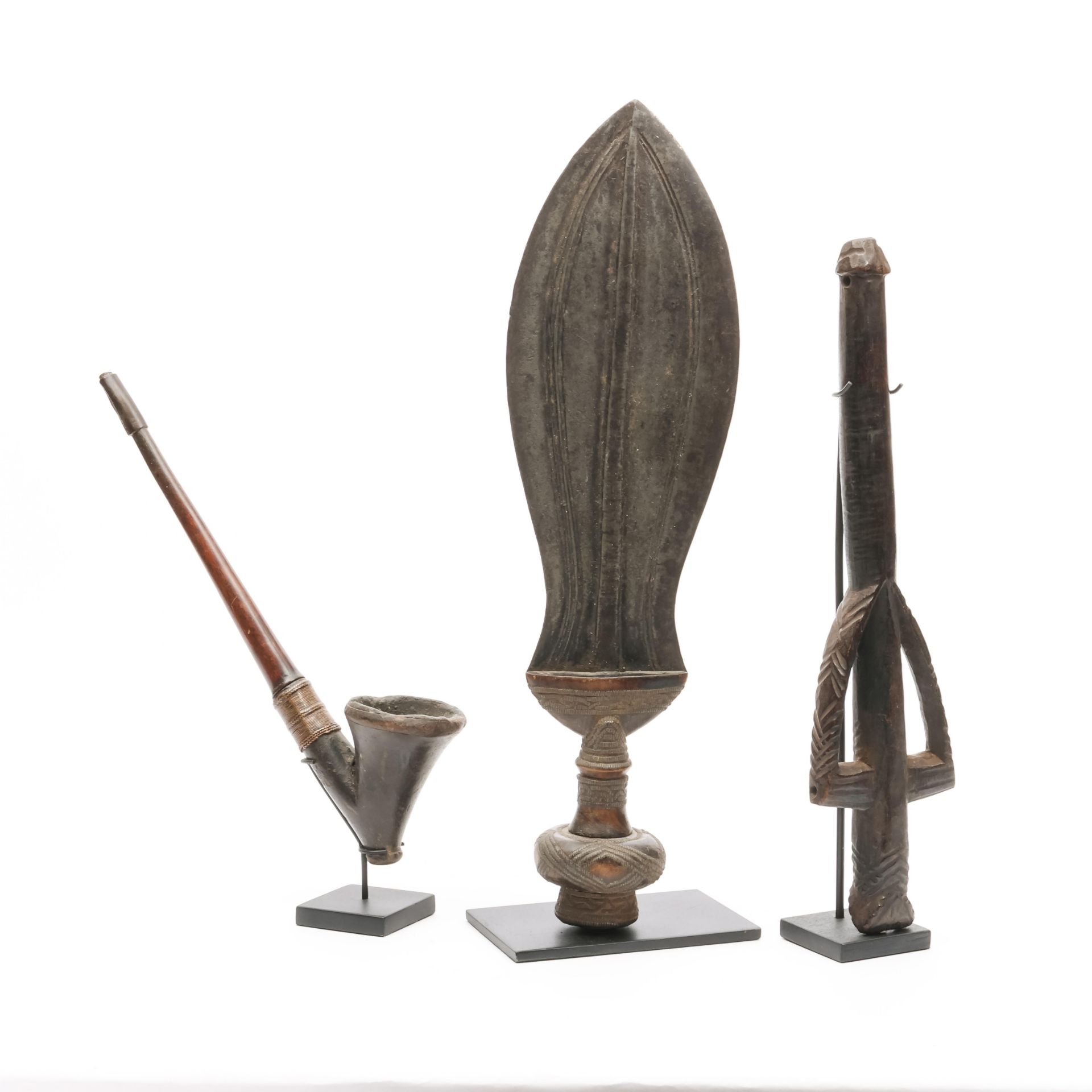 D.R. Congo, Kuba, a knife, herewith a Mossi flute and an African pipe with terracotta bowl.. - Bild 3 aus 3