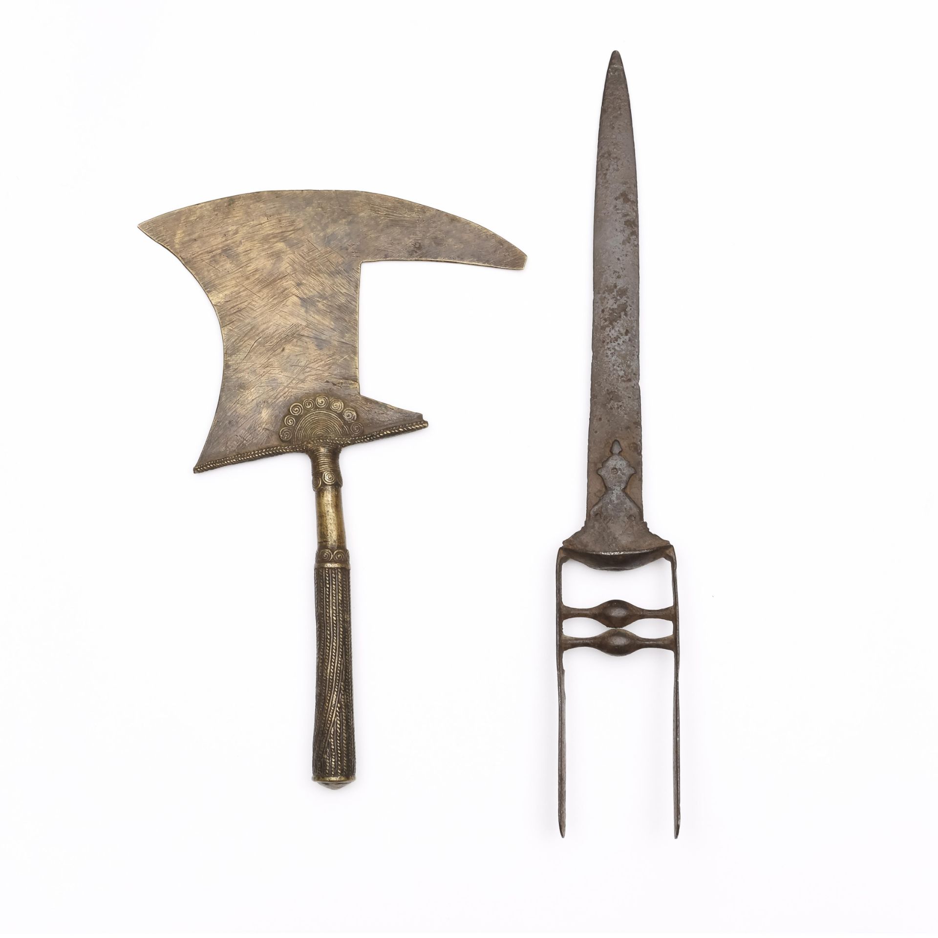 India, a dagger and an African brass axe. - Bild 2 aus 3