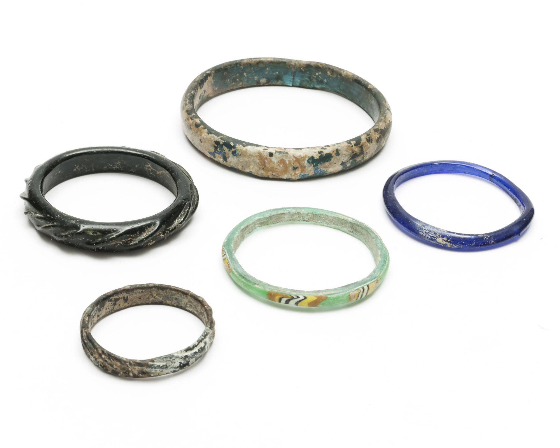 A collection of four antique glass bangles; - Bild 2 aus 2