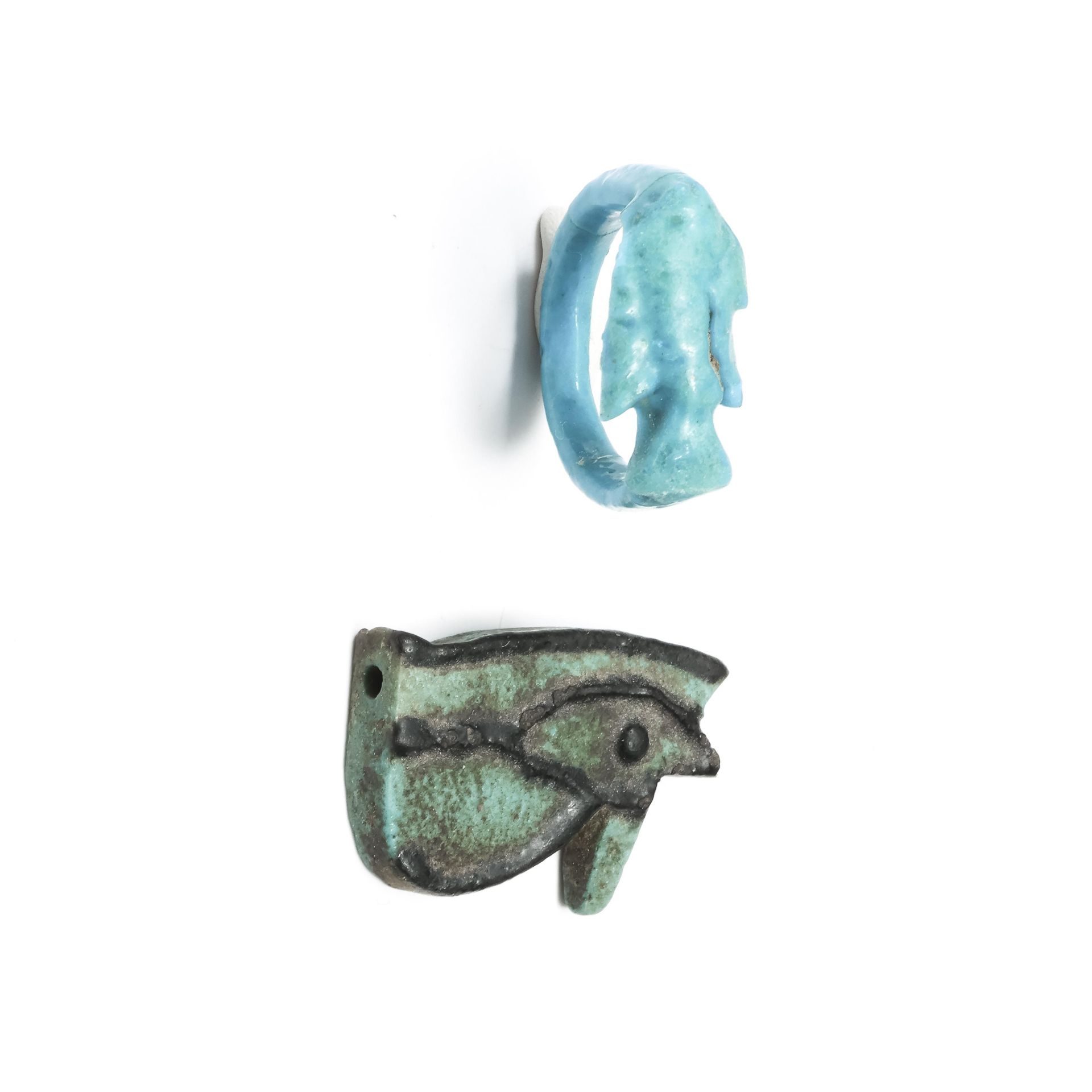 Egypte, blue faience udjat and a ring, Late Period; - Image 3 of 3