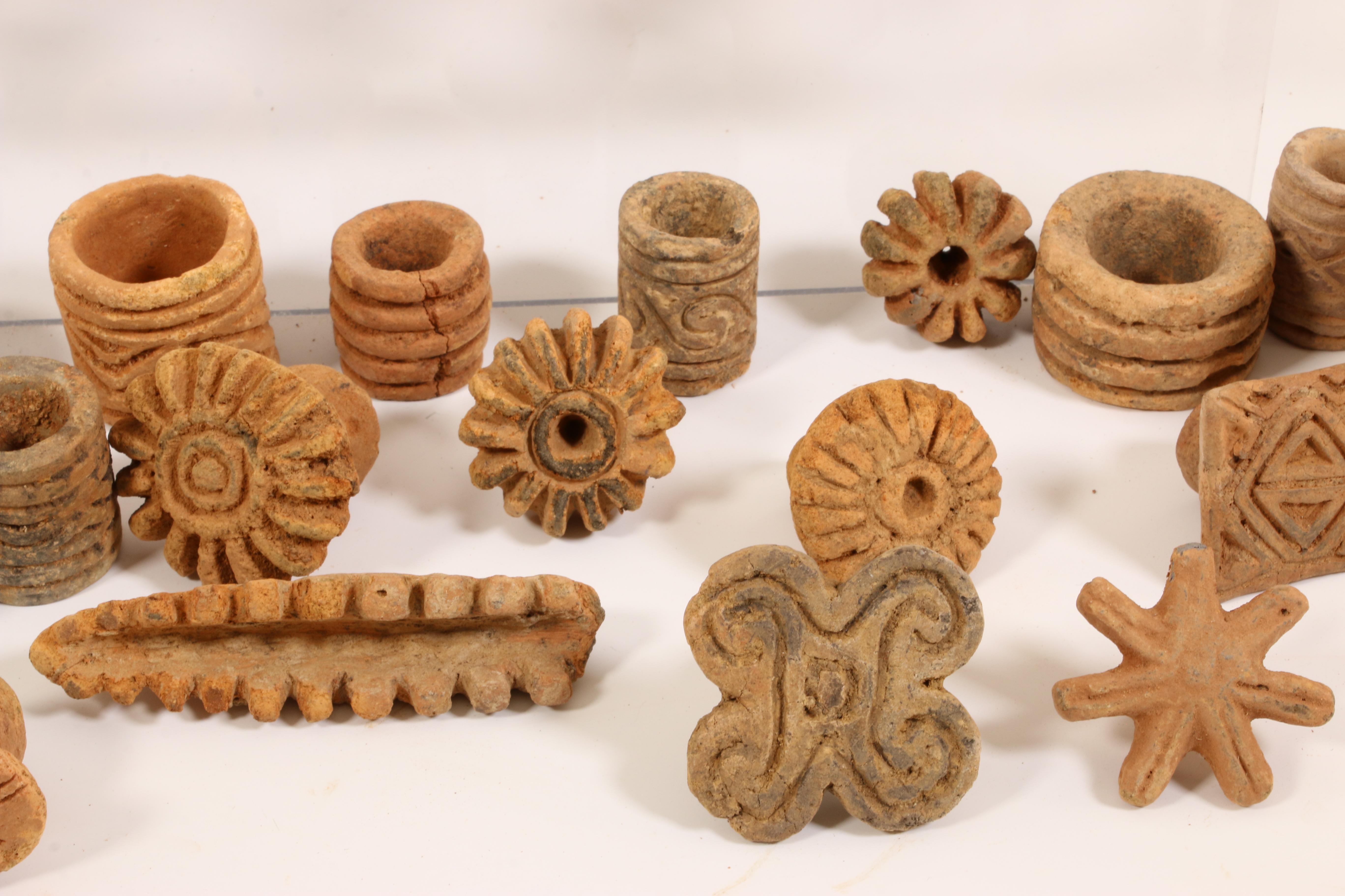 Colombia - Venezuela, Quimbaya, ca. 1300-1550, a collection of terracotta rol seals and stamps - Image 4 of 4