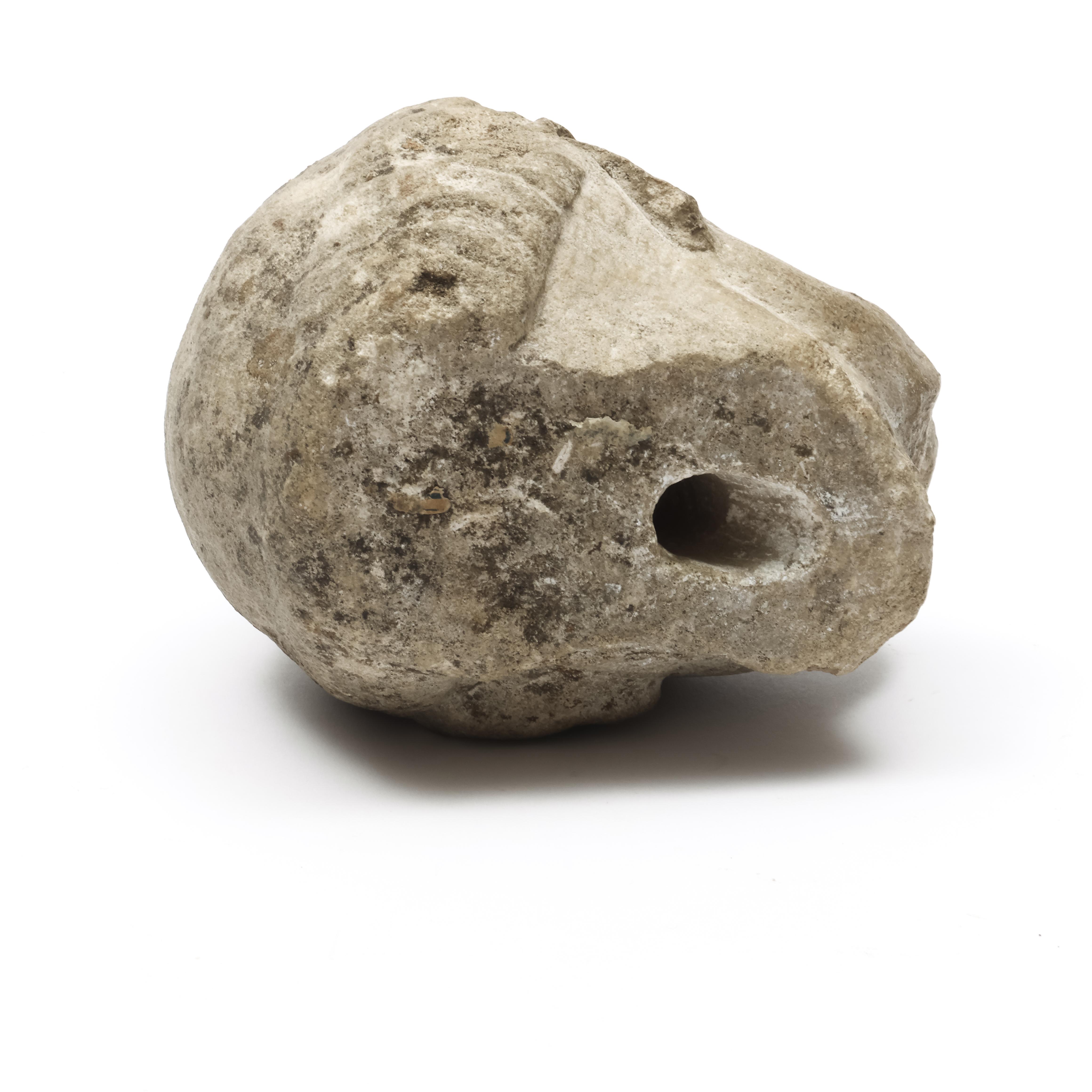 A marble male head. SALE ROOM NOTICE: PROBABLY OF A LATER DATE AND NOT ROMAN PERIOD - Image 3 of 6