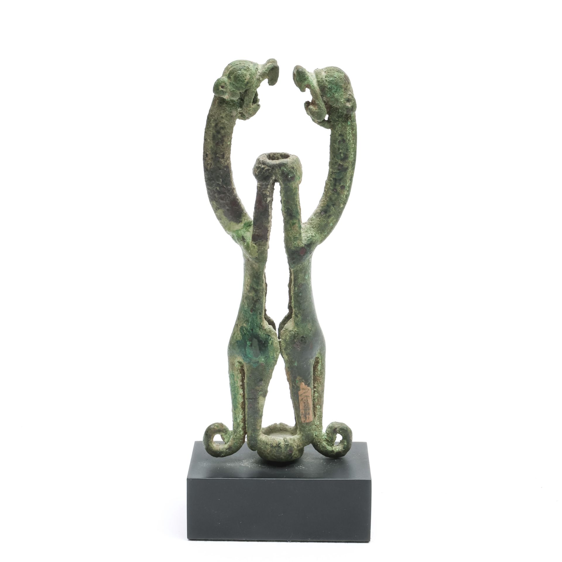 Luristan, a bronze finial in the form of two confronted rampant monsters with curled tails, ca. 800- - Bild 2 aus 2