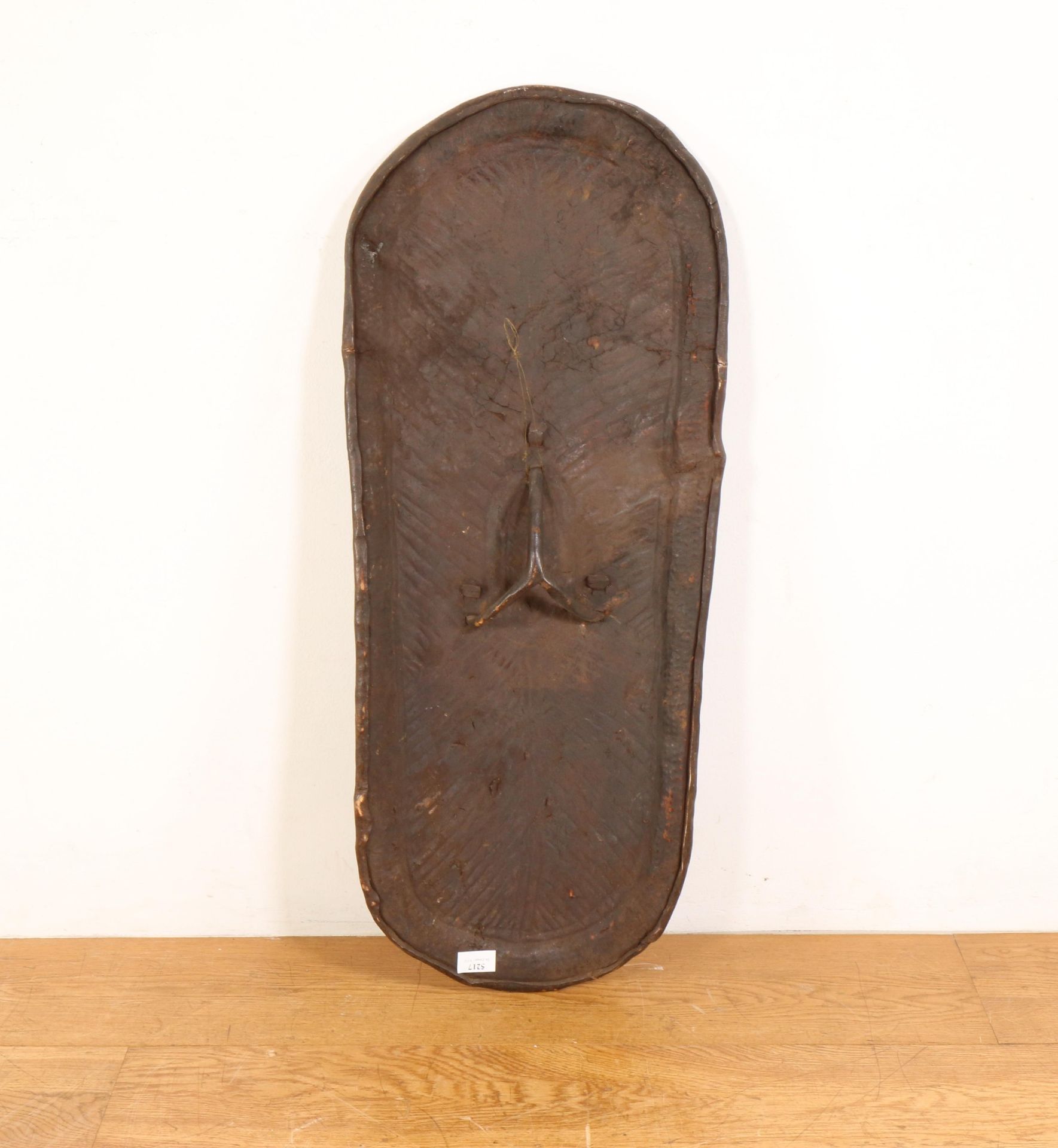 Kenia, a oval leather shield - Bild 3 aus 3